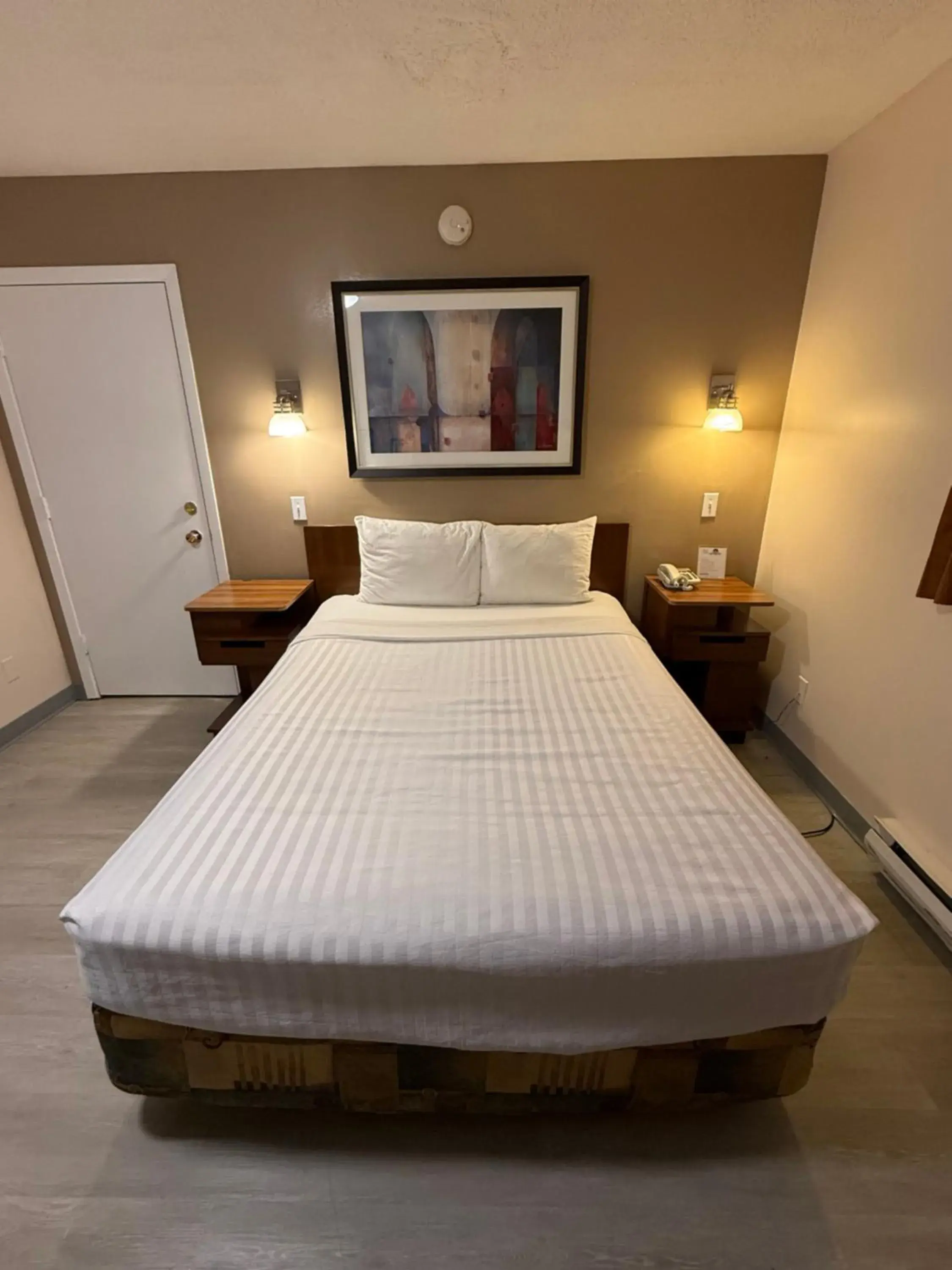 Bed in Canadas Best Value Inn Kelowna Bed in Canadas Best Value Inn Kelowna
