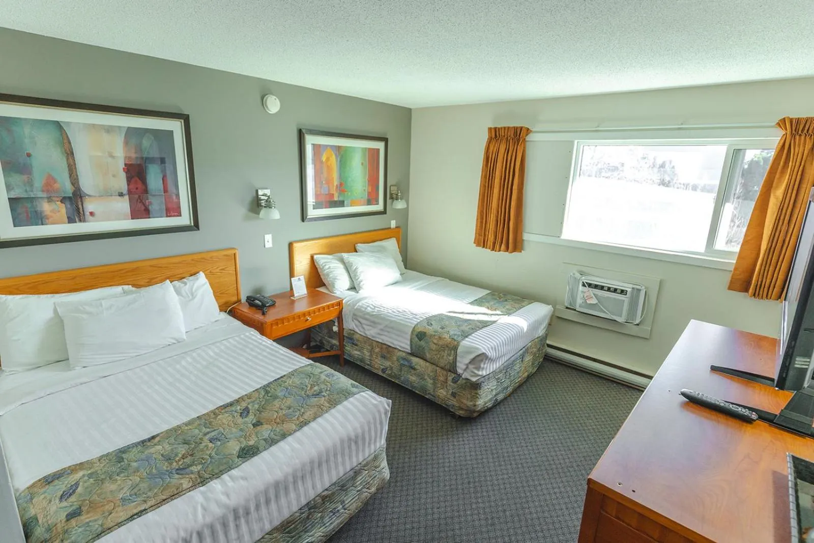 Photo of the whole room, Bed in Canadas Best Value Inn Kelowna