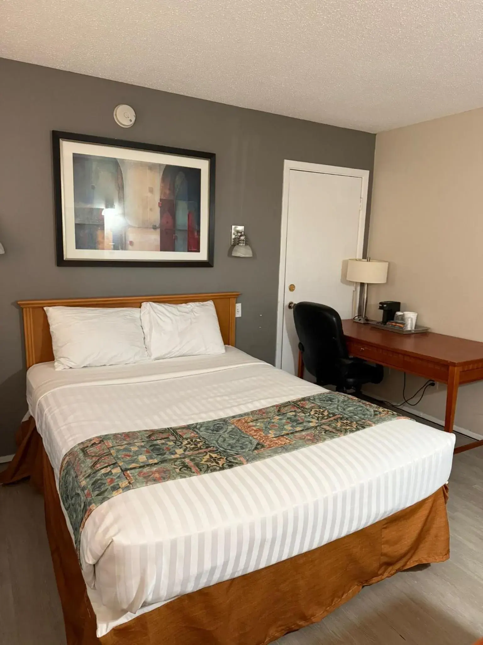 Bed in Canadas Best Value Inn Kelowna Bed in Canadas Best Value Inn Kelowna