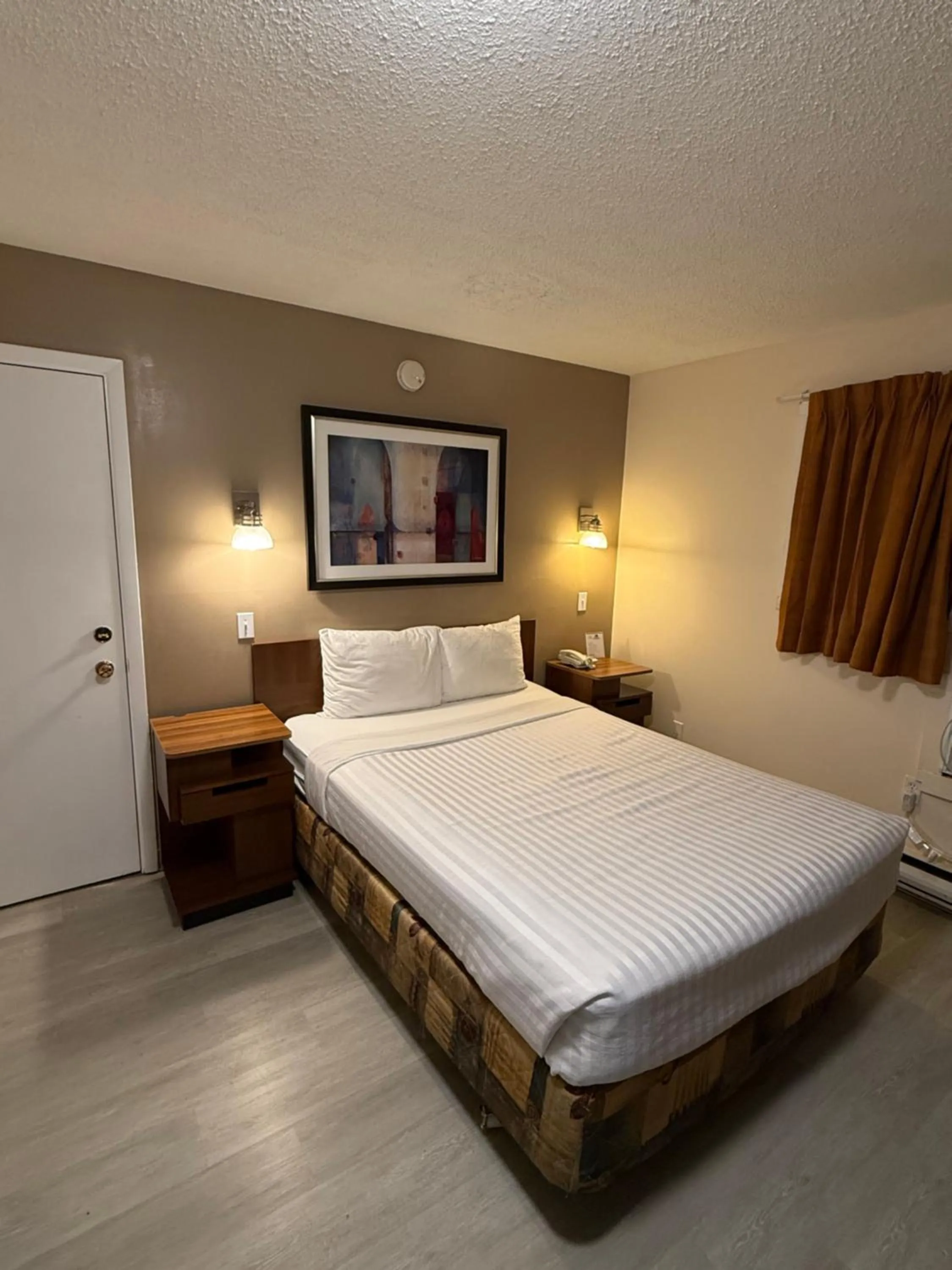 Bed in Canadas Best Value Inn Kelowna