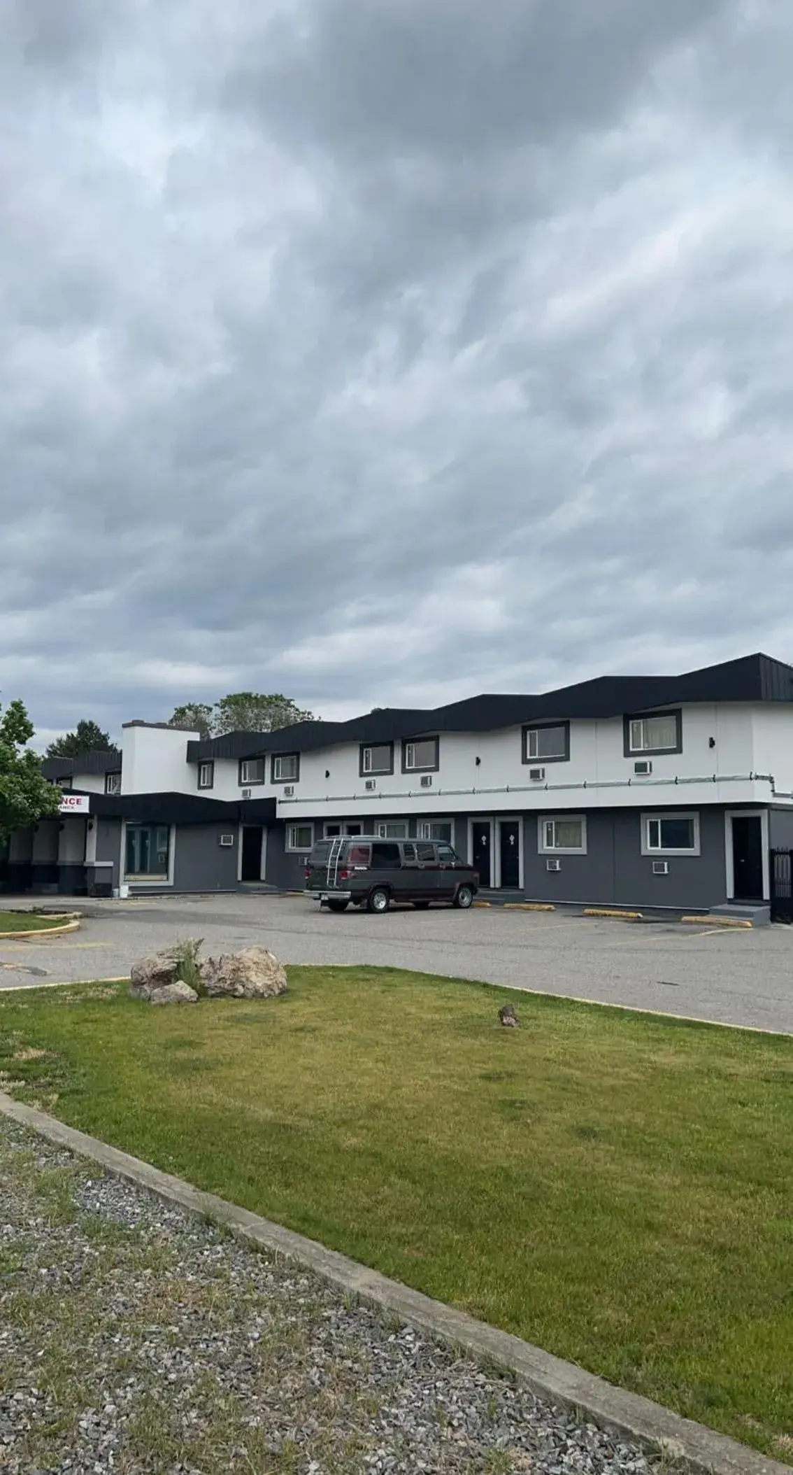 Property building in Canadas Best Value Inn Kelowna Property building in Canadas Best Value Inn Kelowna