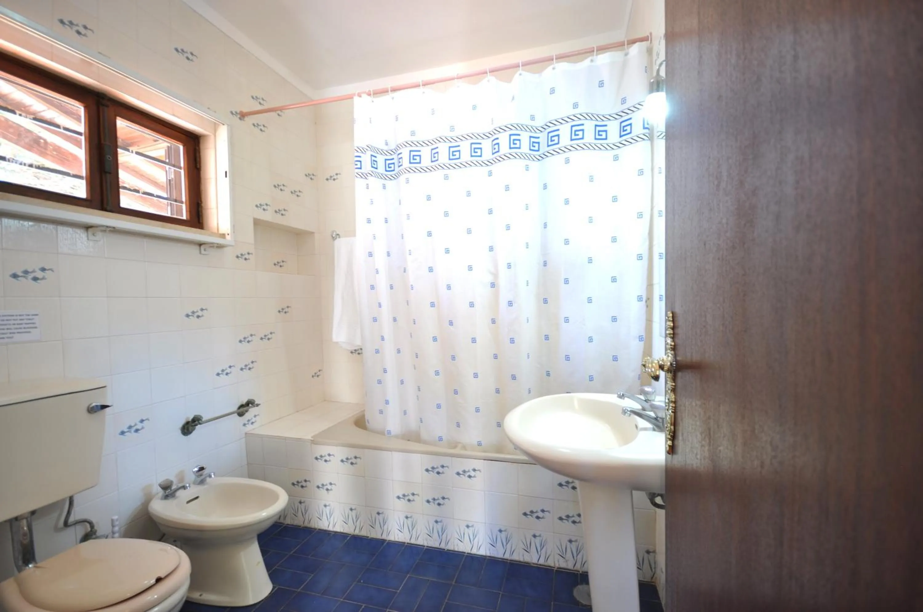 Bathroom in Perfect Retreat Overlooking Pinhal Golf Course, Private pool, Off-street parking