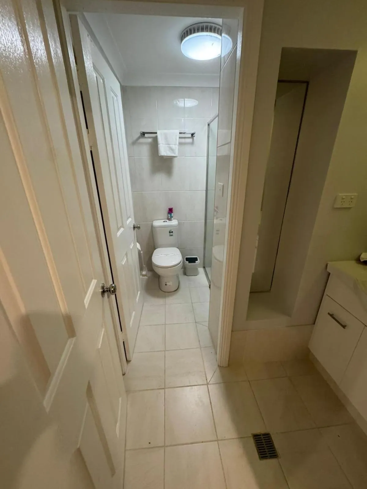 Toilet in The Aston Motel Tamworth