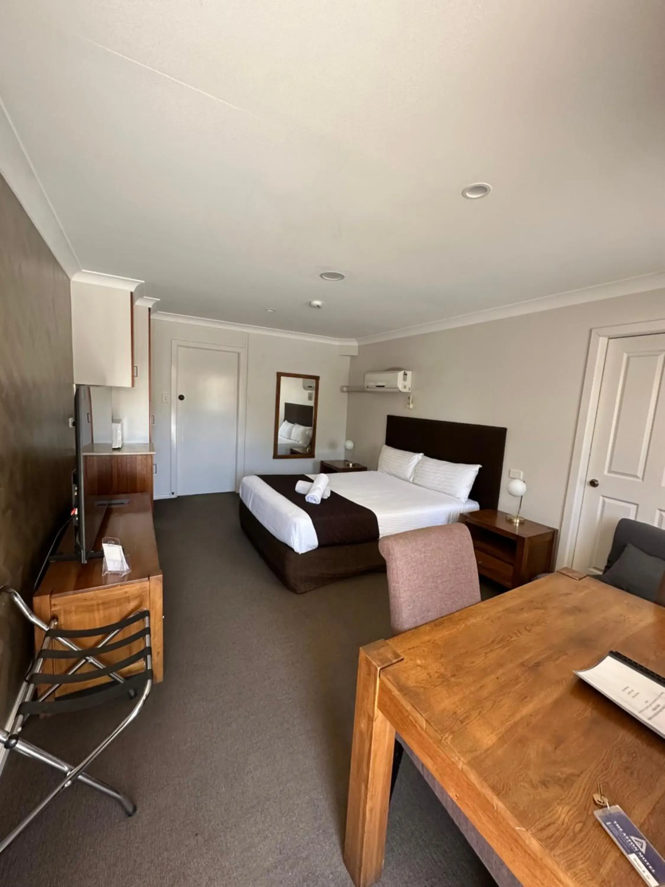 Bedroom, Bed in The Aston Motel Tamworth Bedroom, Bed in The Aston Motel Tamworth