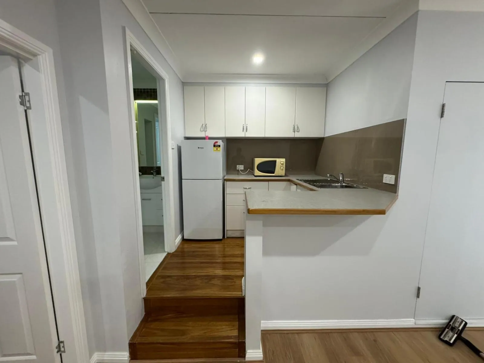 Kitchen or kitchenette in The Aston Motel Tamworth