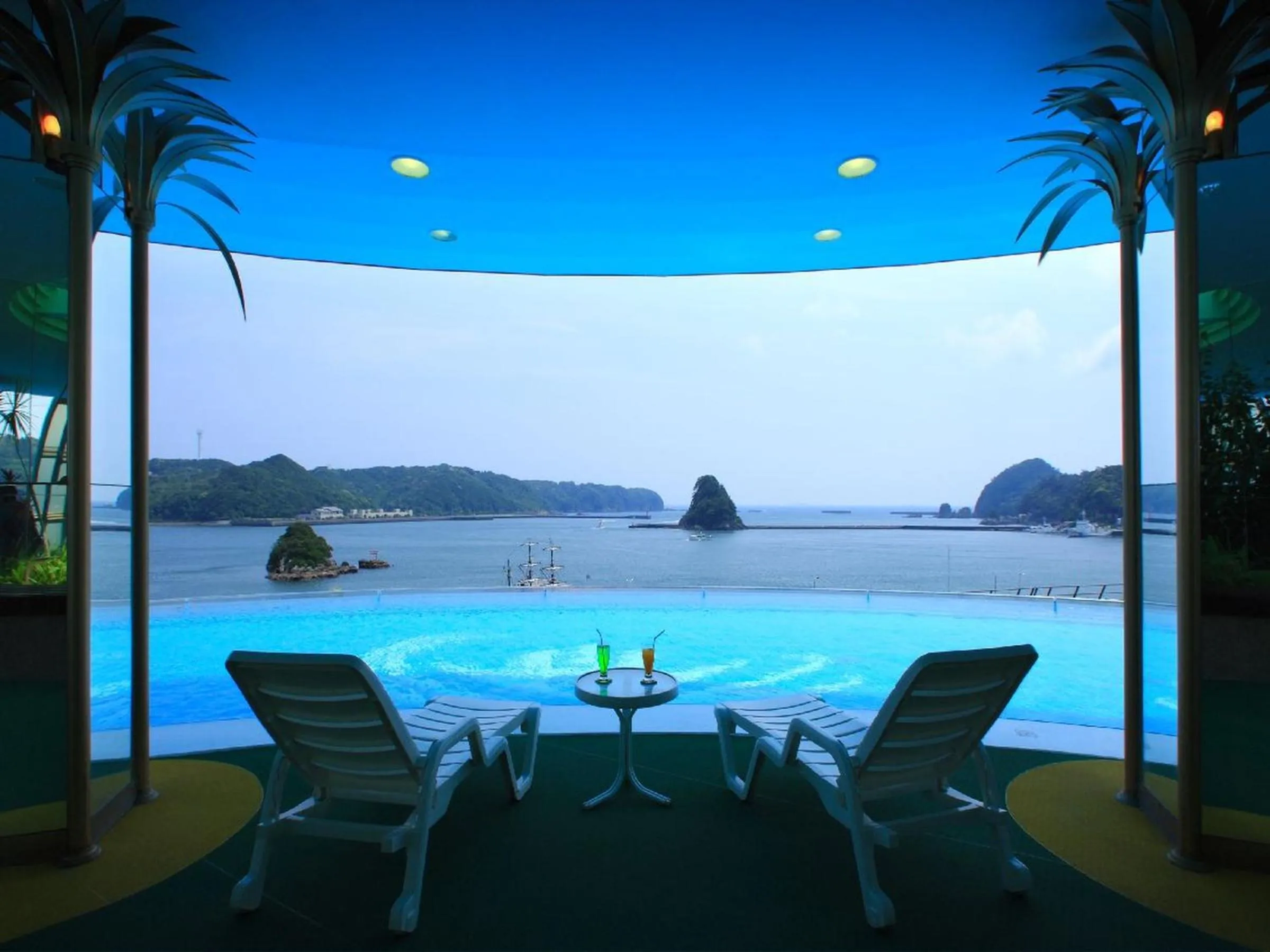 Swimming pool in Kurofune Hotel