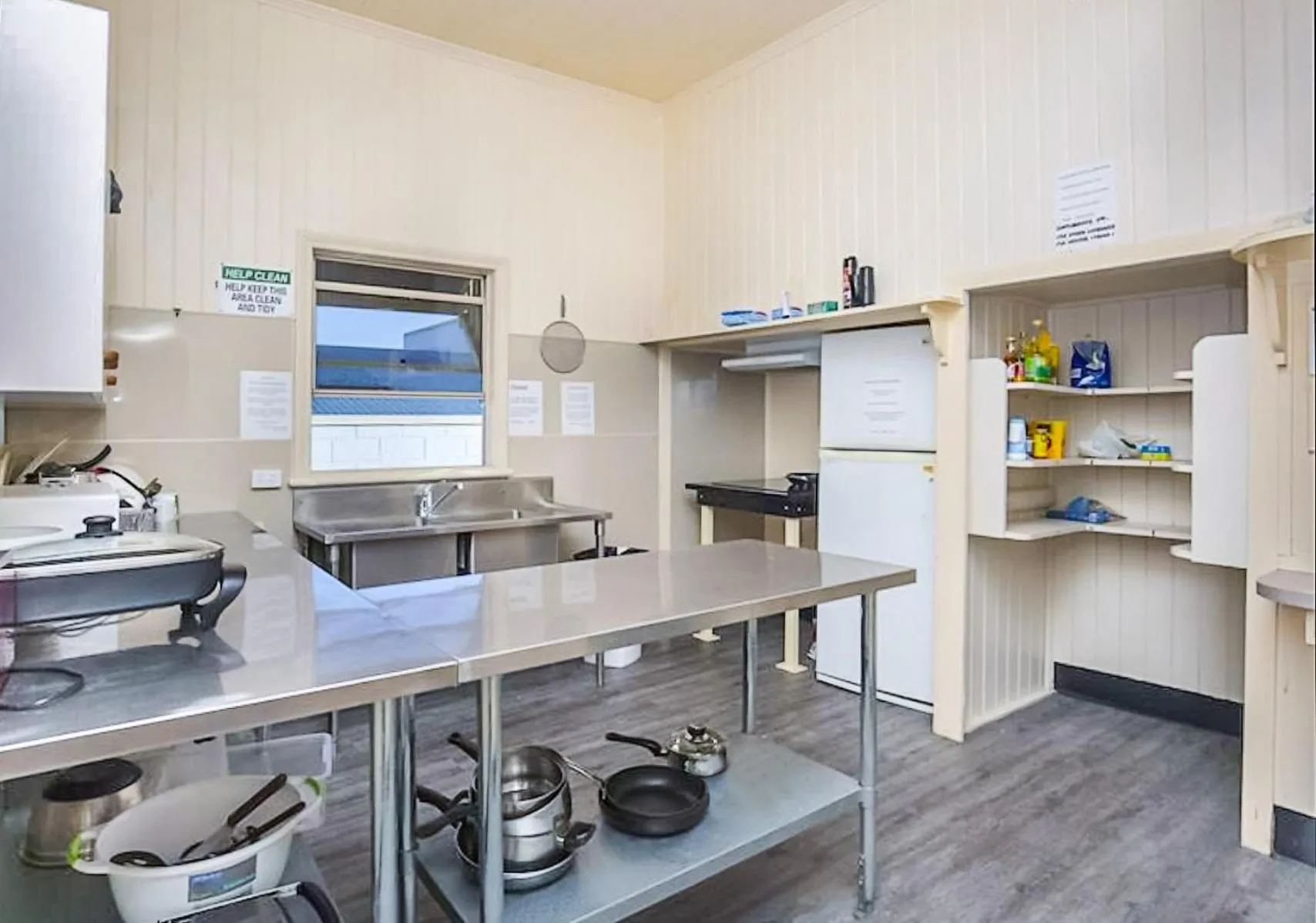 Kitchen or kitchenette in Bunk Inn Hostel
