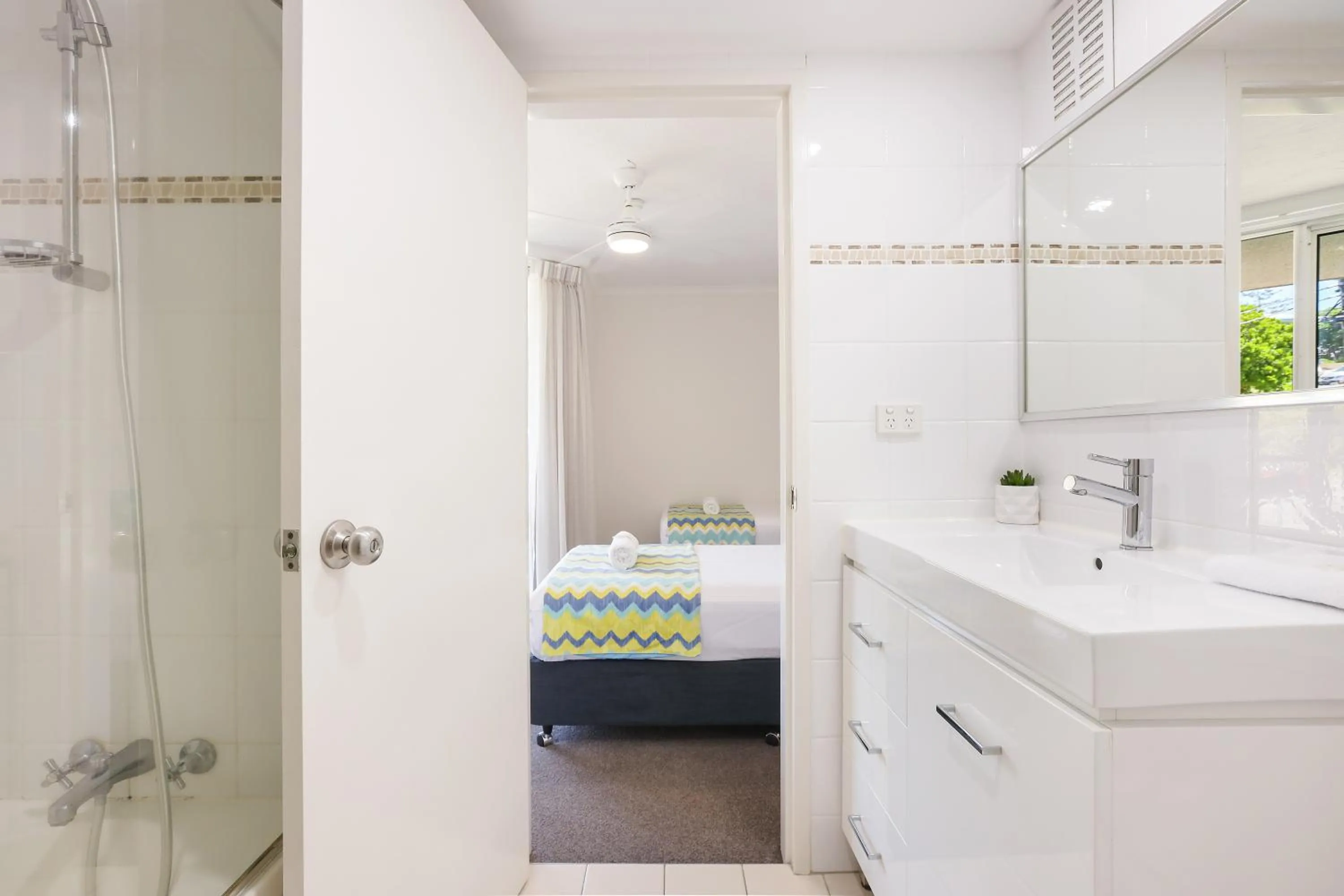 Shower, Bed in Rainbow Commodore Coolangatta