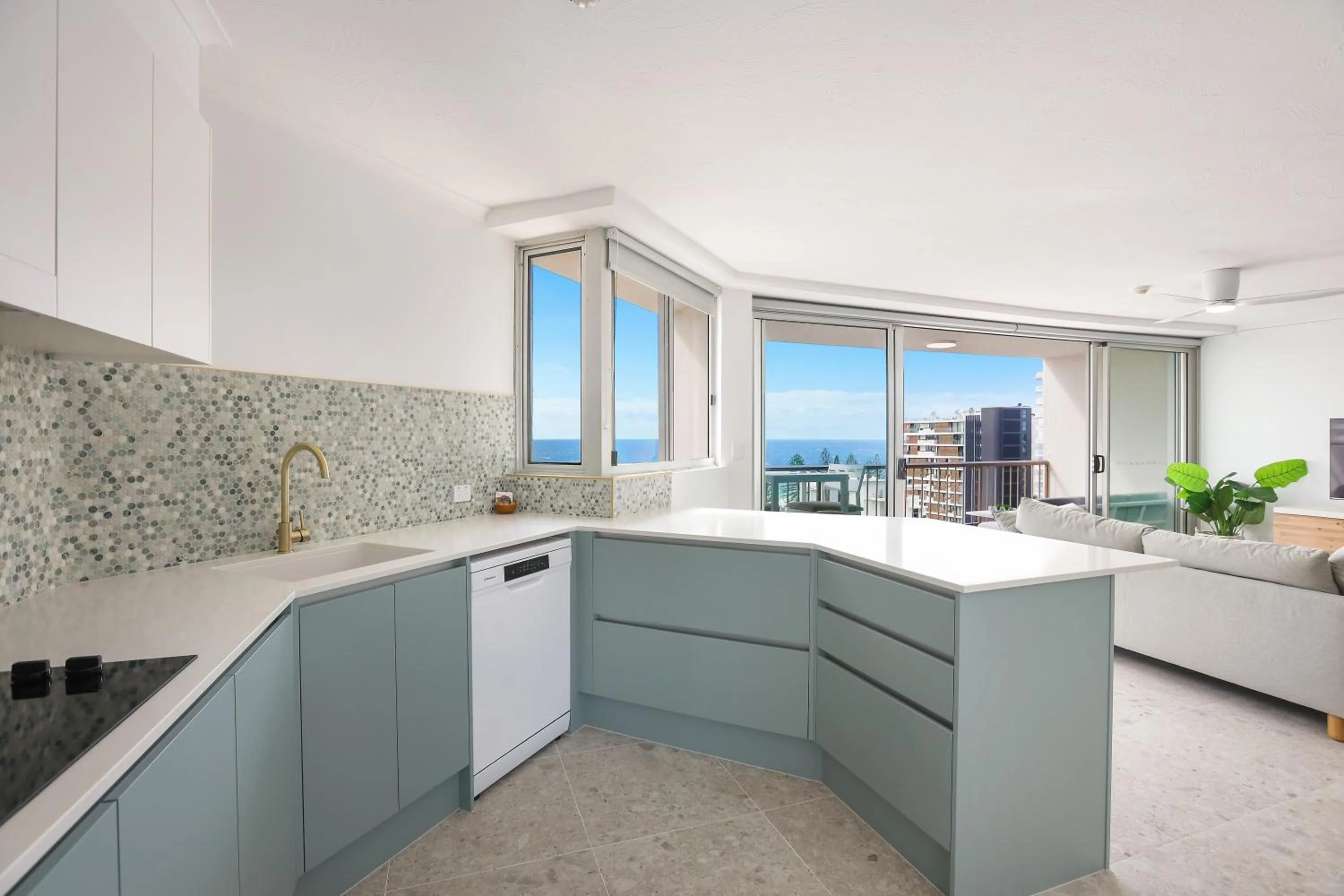 Kitchen or kitchenette in Rainbow Commodore Coolangatta