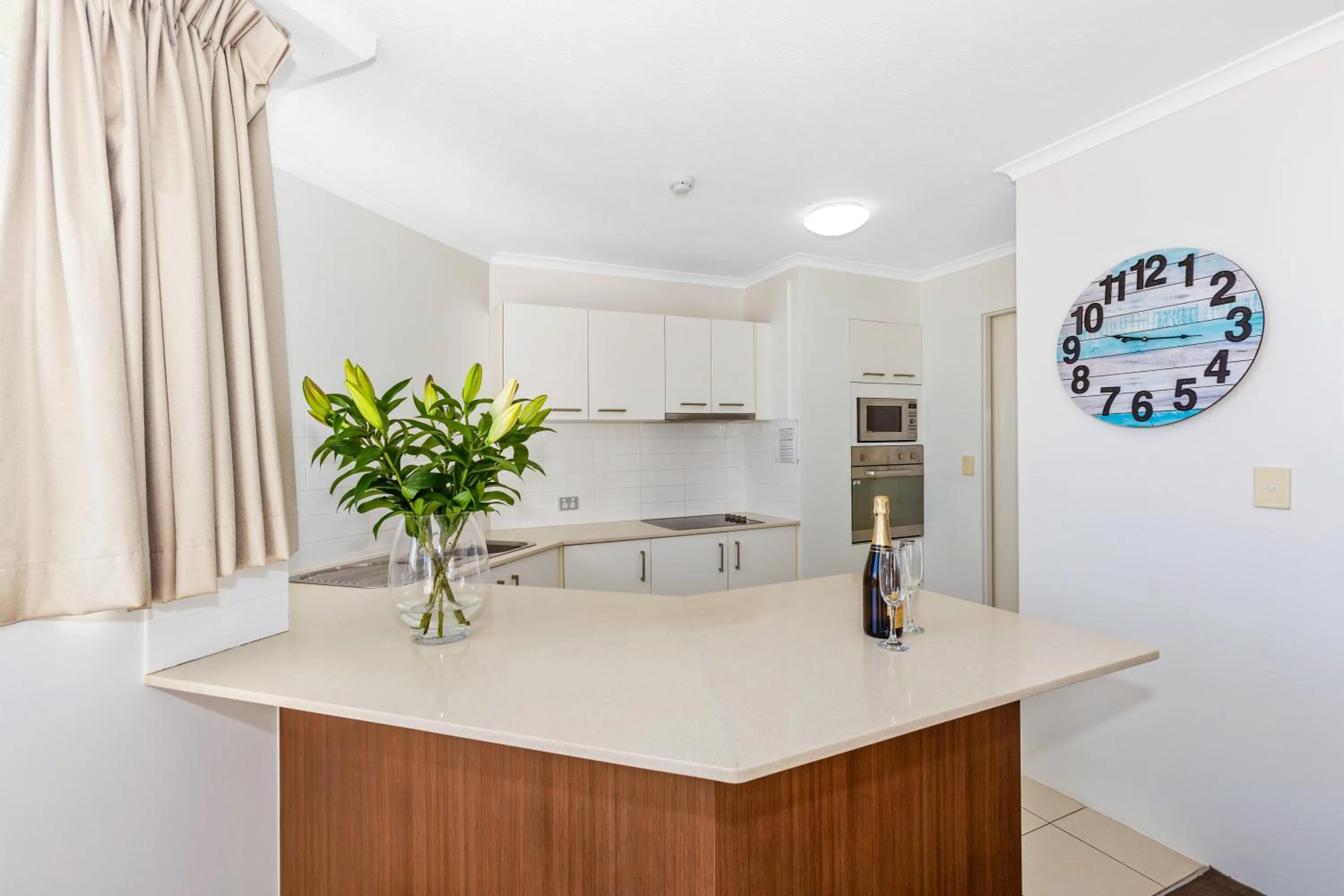 Kitchen or kitchenette in Rainbow Commodore Coolangatta