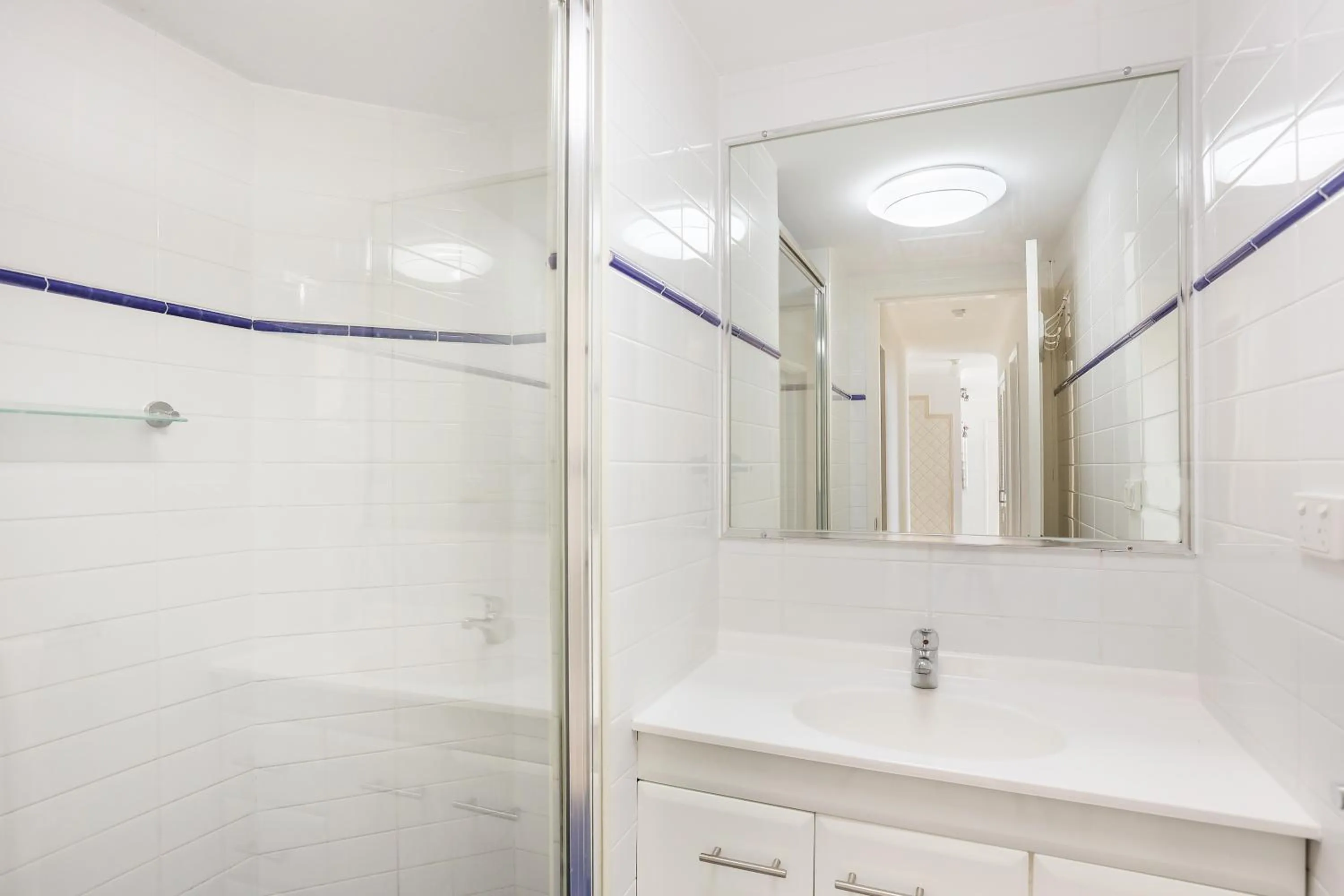 Shower in Rainbow Commodore Coolangatta
