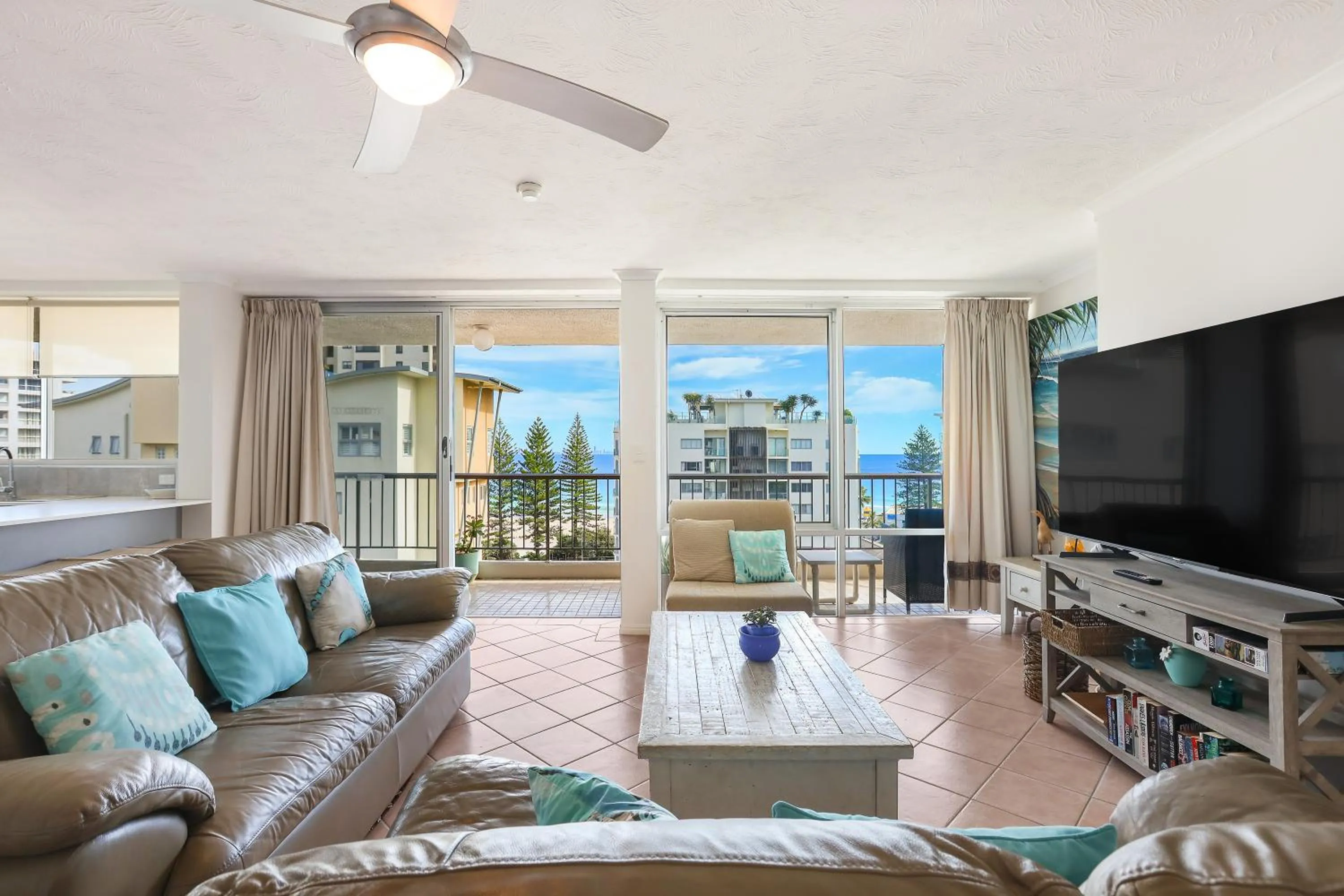 Living room, Bed in Rainbow Commodore Coolangatta