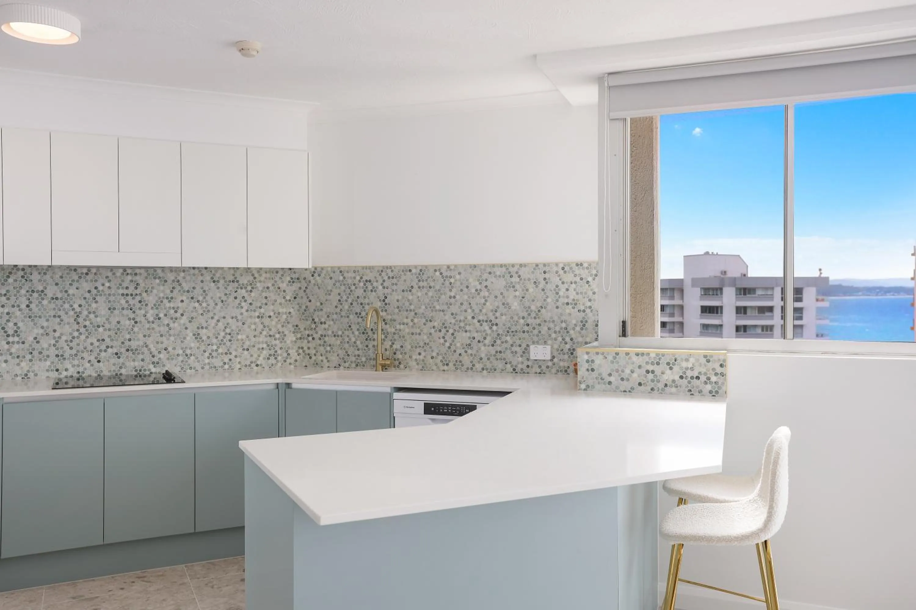 Kitchen or kitchenette in Rainbow Commodore Coolangatta