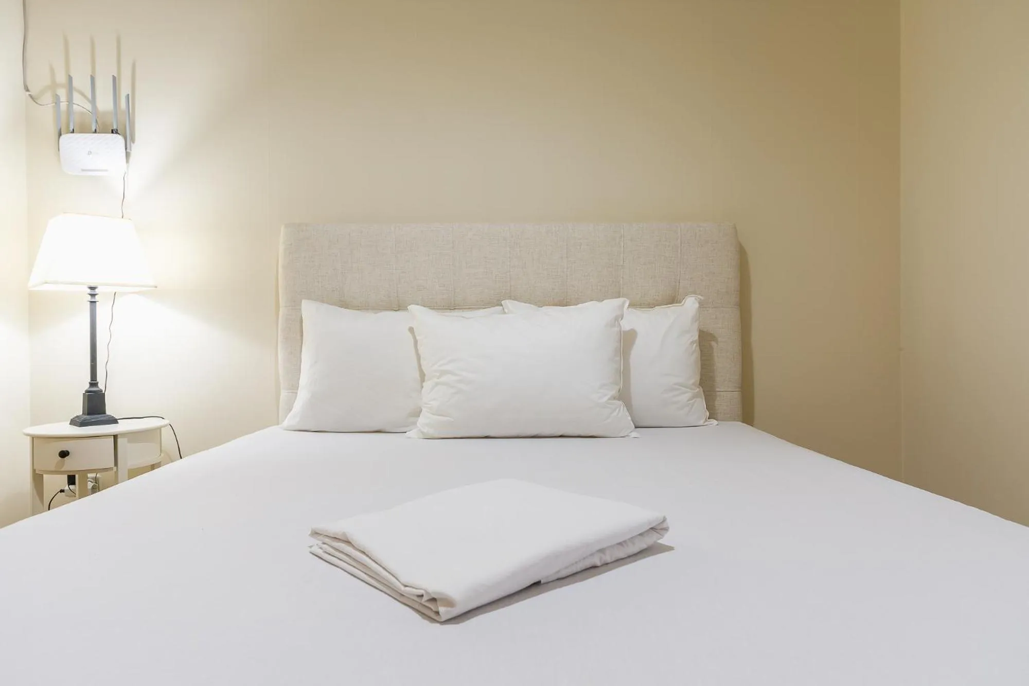 Bed in Victoria Queens Paradise Apartments