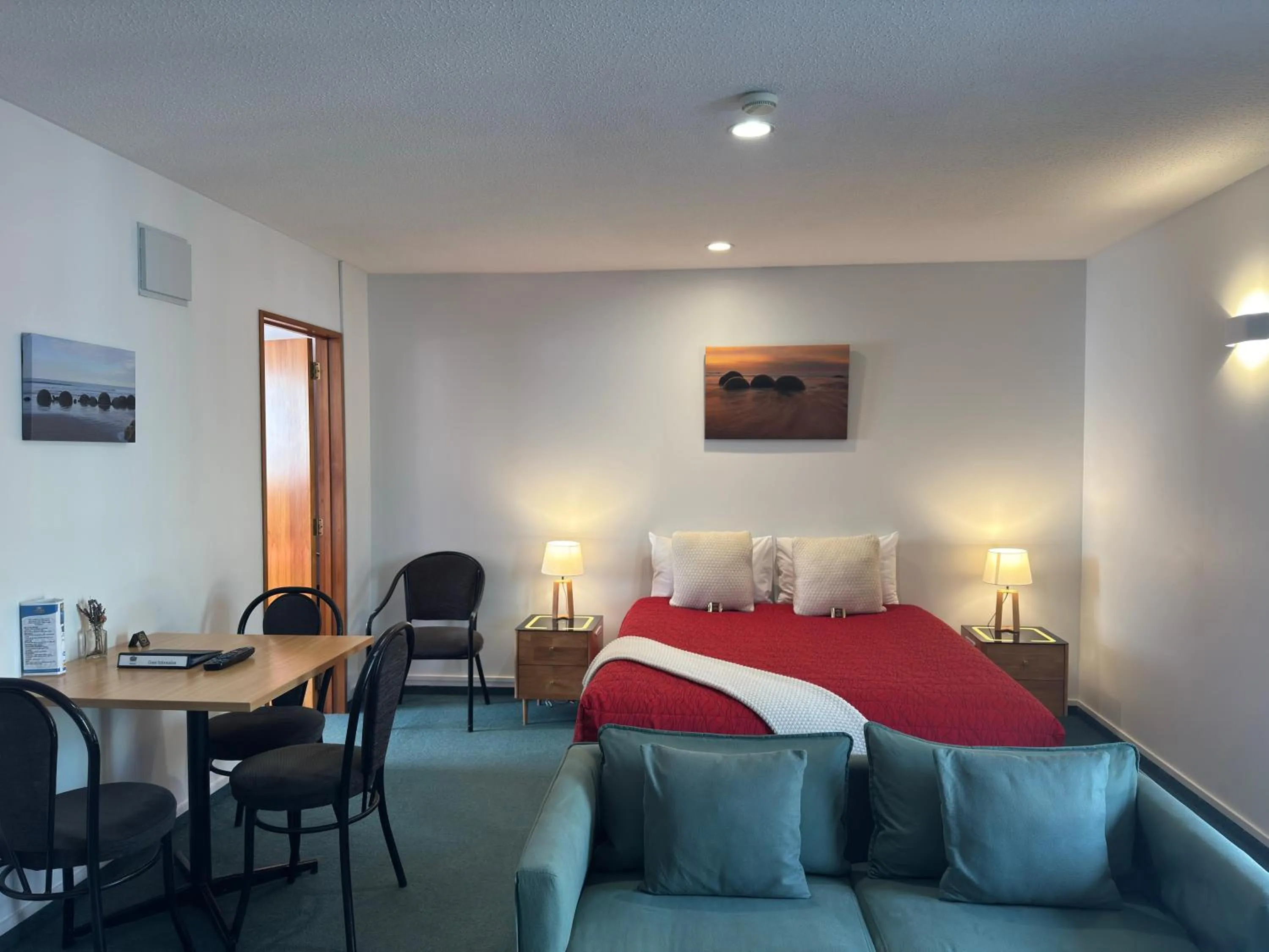 Living room, Bed in ASURE Ambassador Motor Lodge