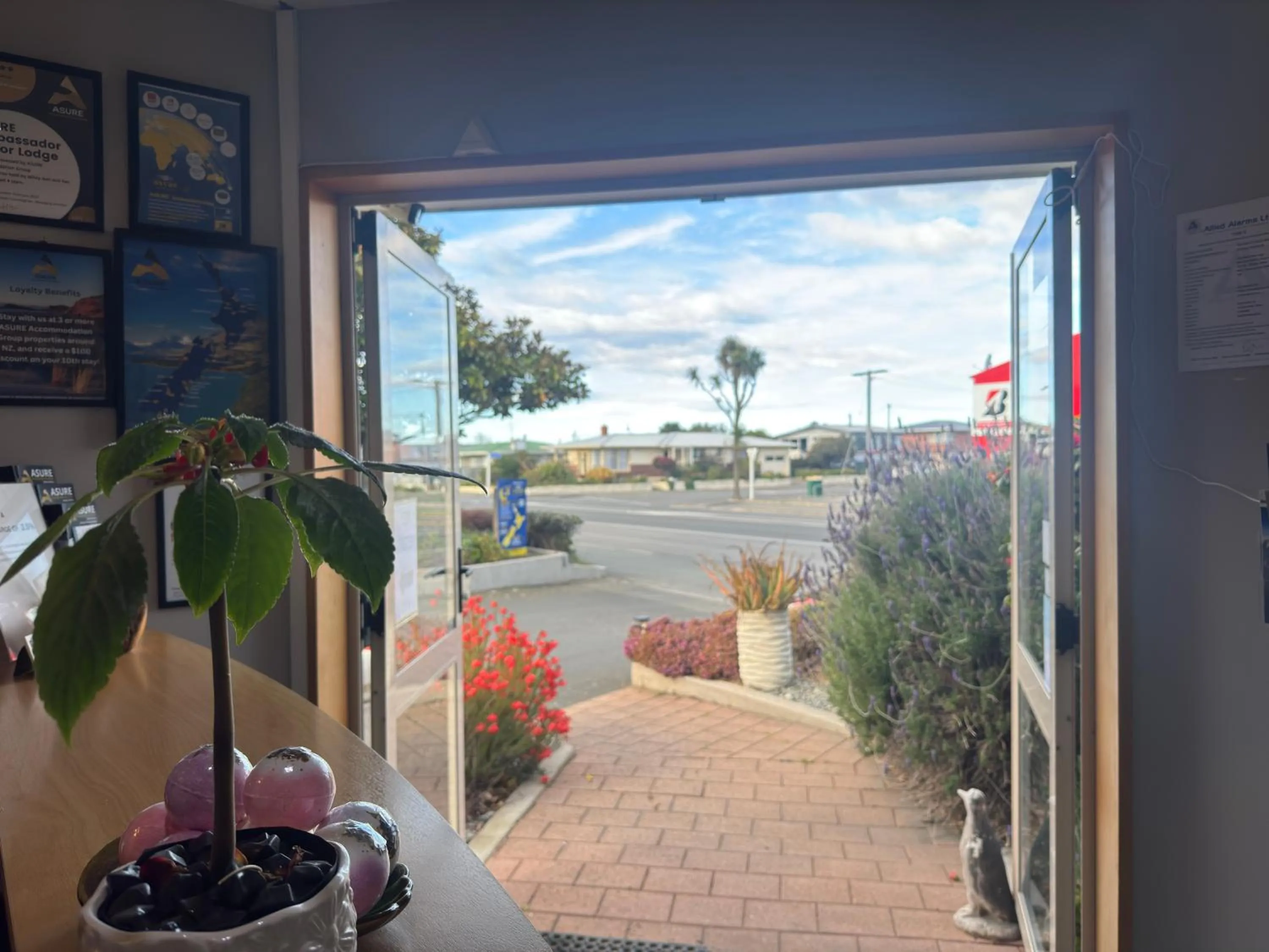 Lobby or reception in ASURE Ambassador Motor Lodge