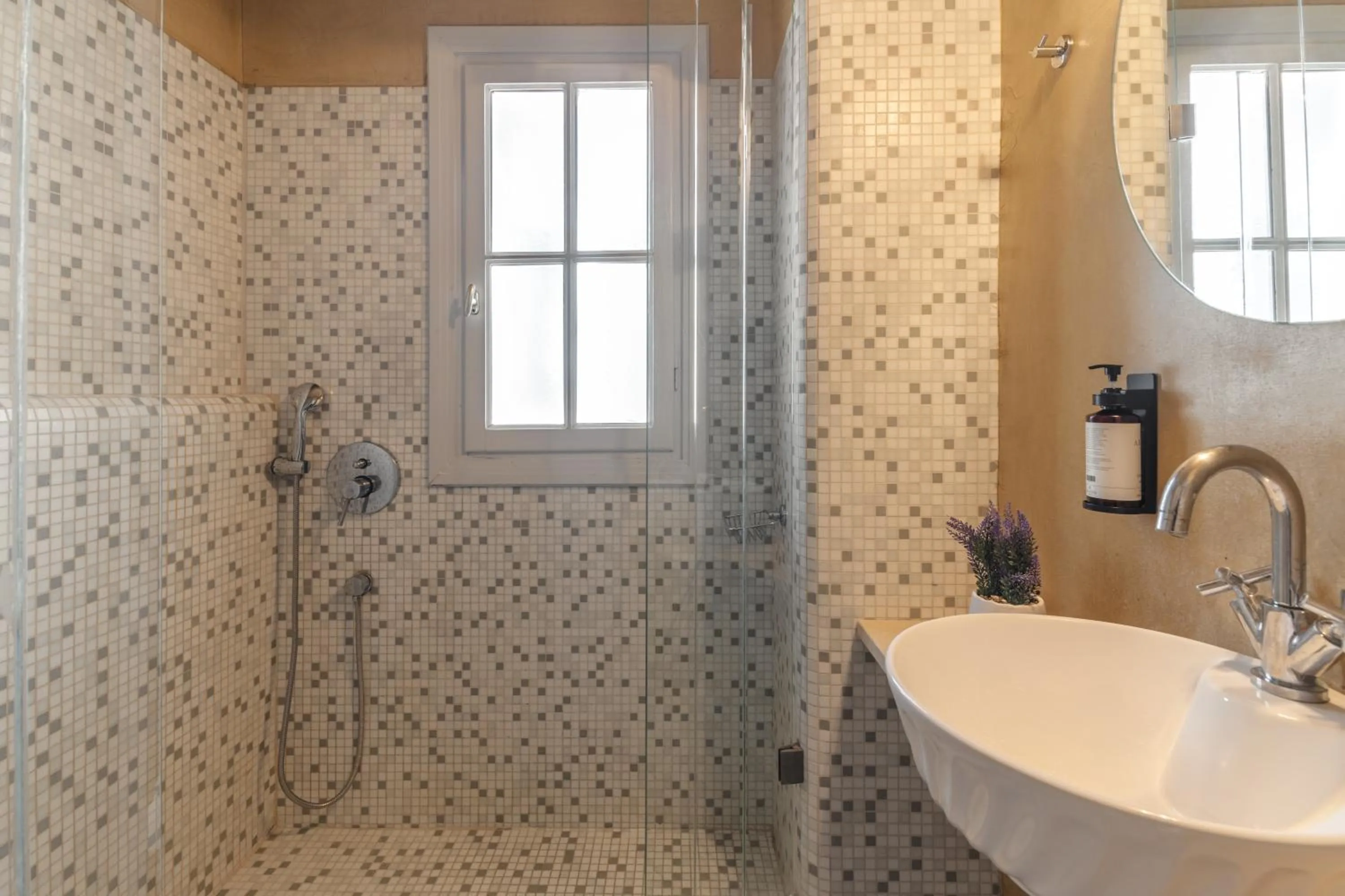 Shower in Red Tower Hotel