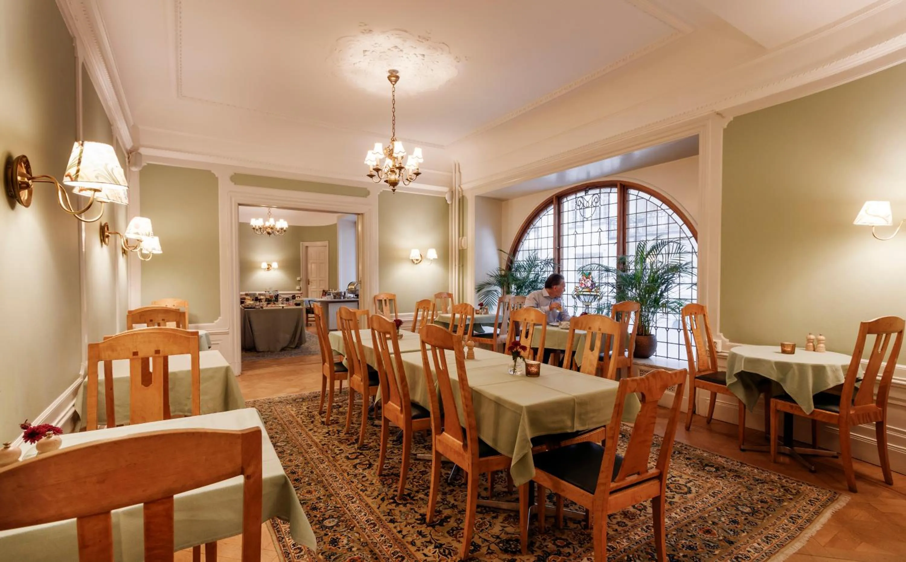 Restaurant/places to eat in Hotel Esplanade, BW Signature Collection