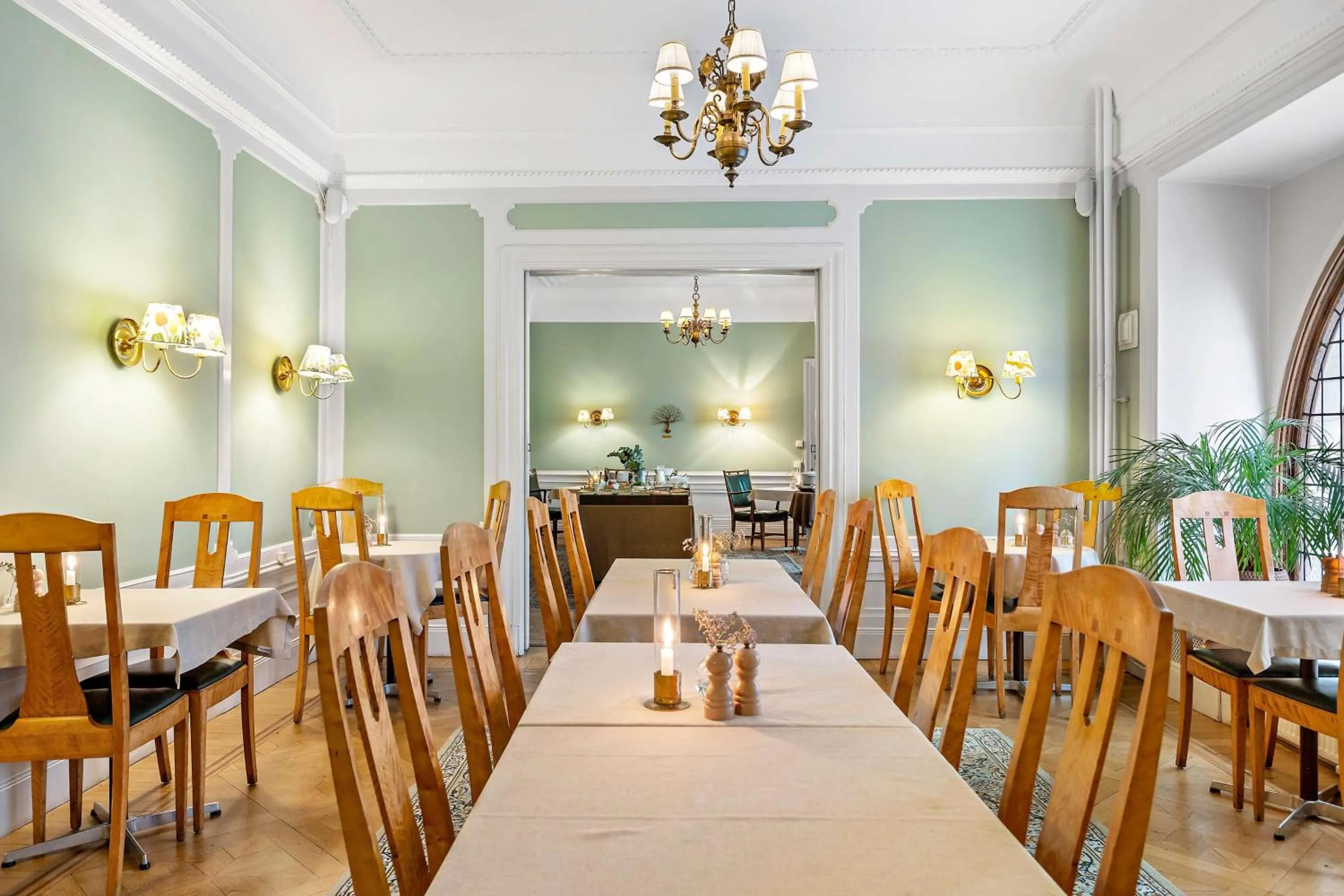 Restaurant/places to eat in Hotel Esplanade, BW Signature Collection