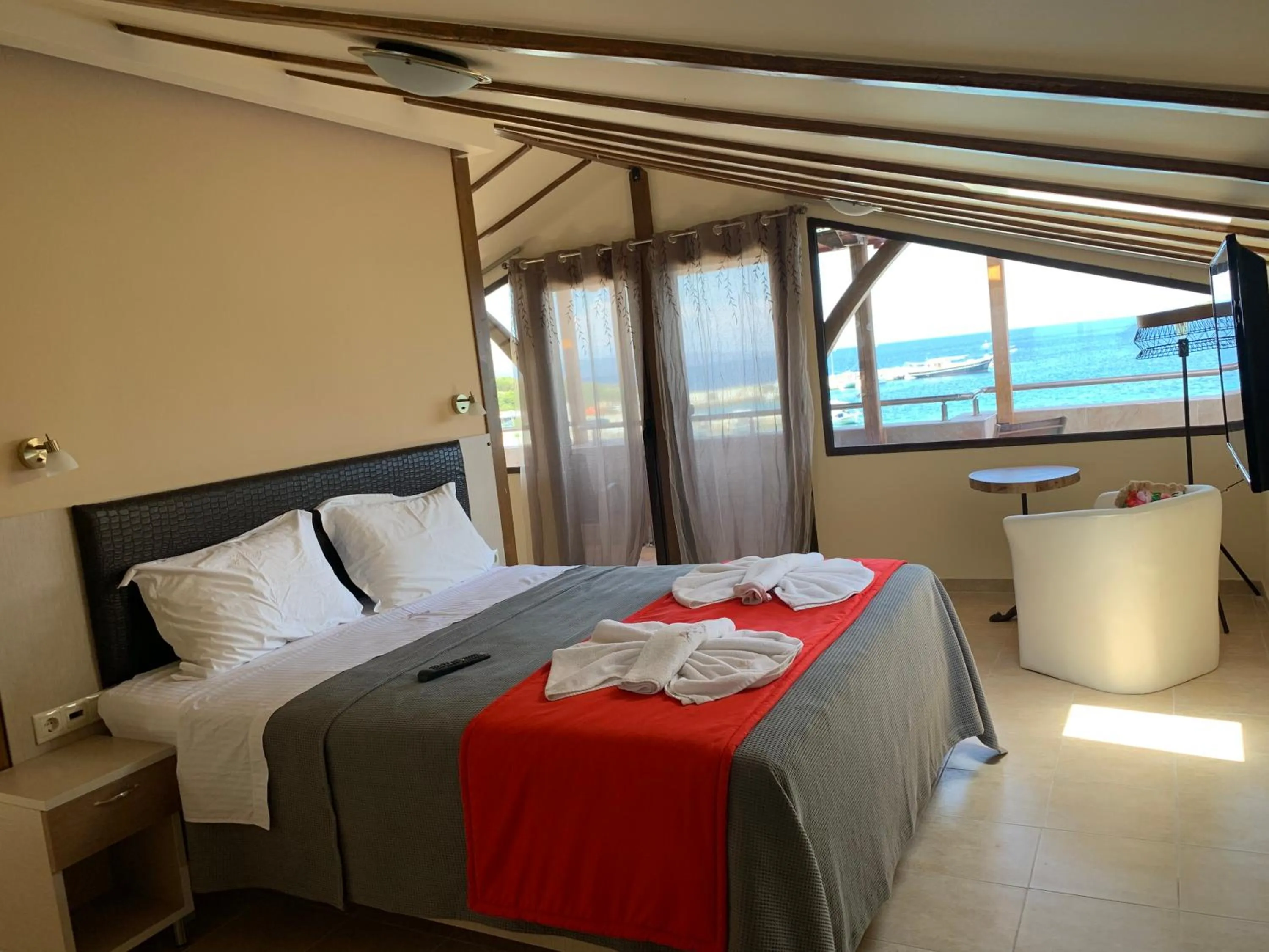 Bedroom, Bed in Avra Hotel