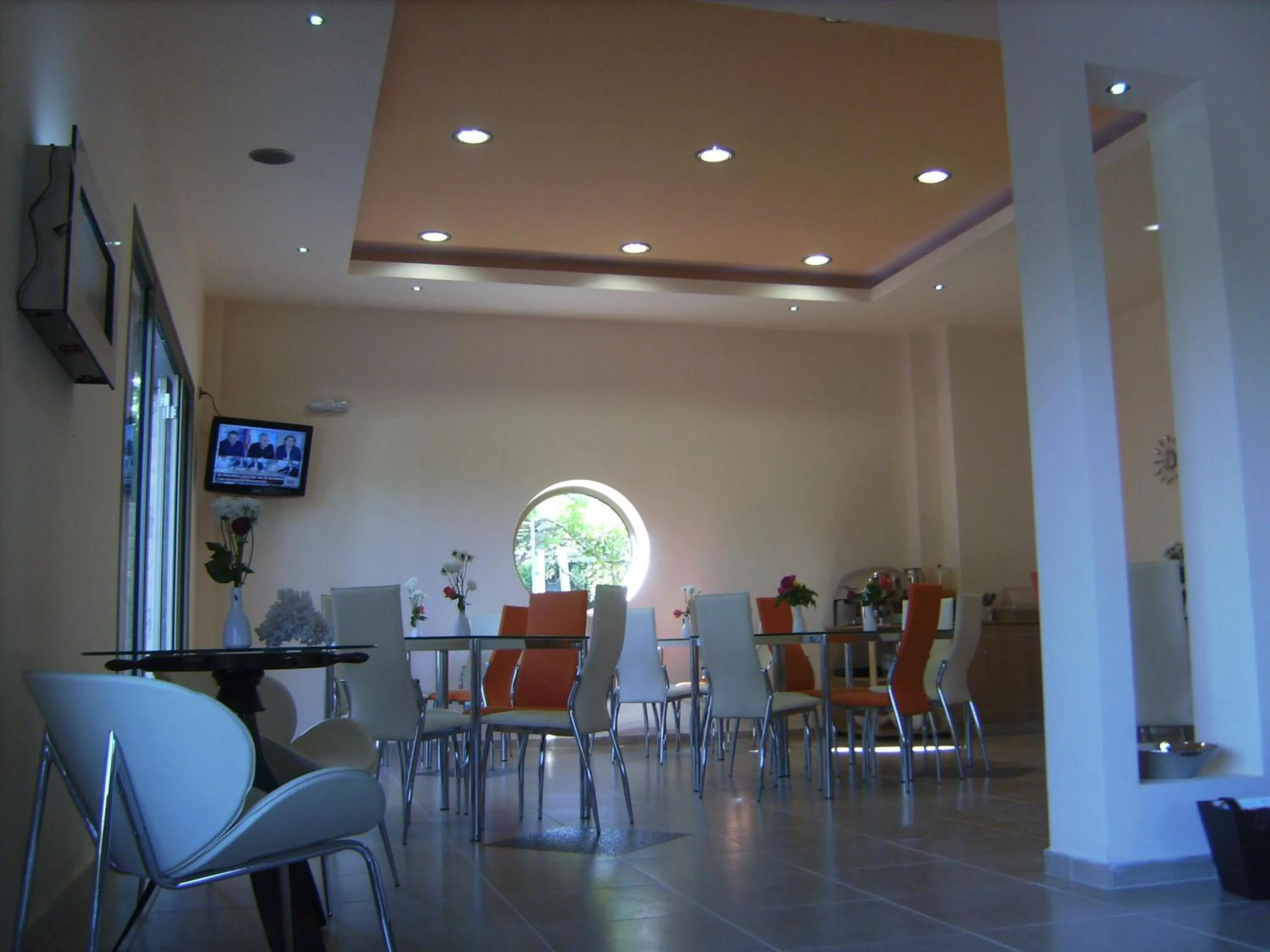 Restaurant/places to eat in Avra Hotel