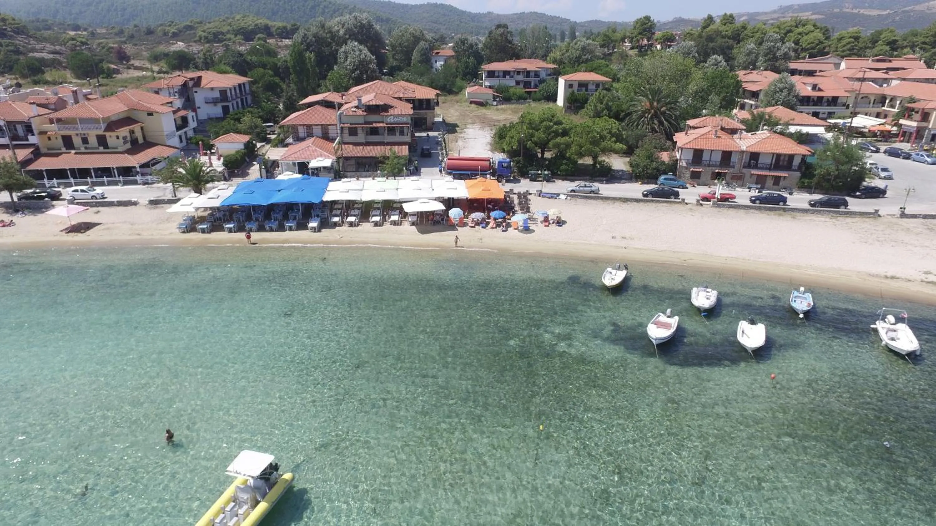 Restaurant/places to eat in Avra Hotel