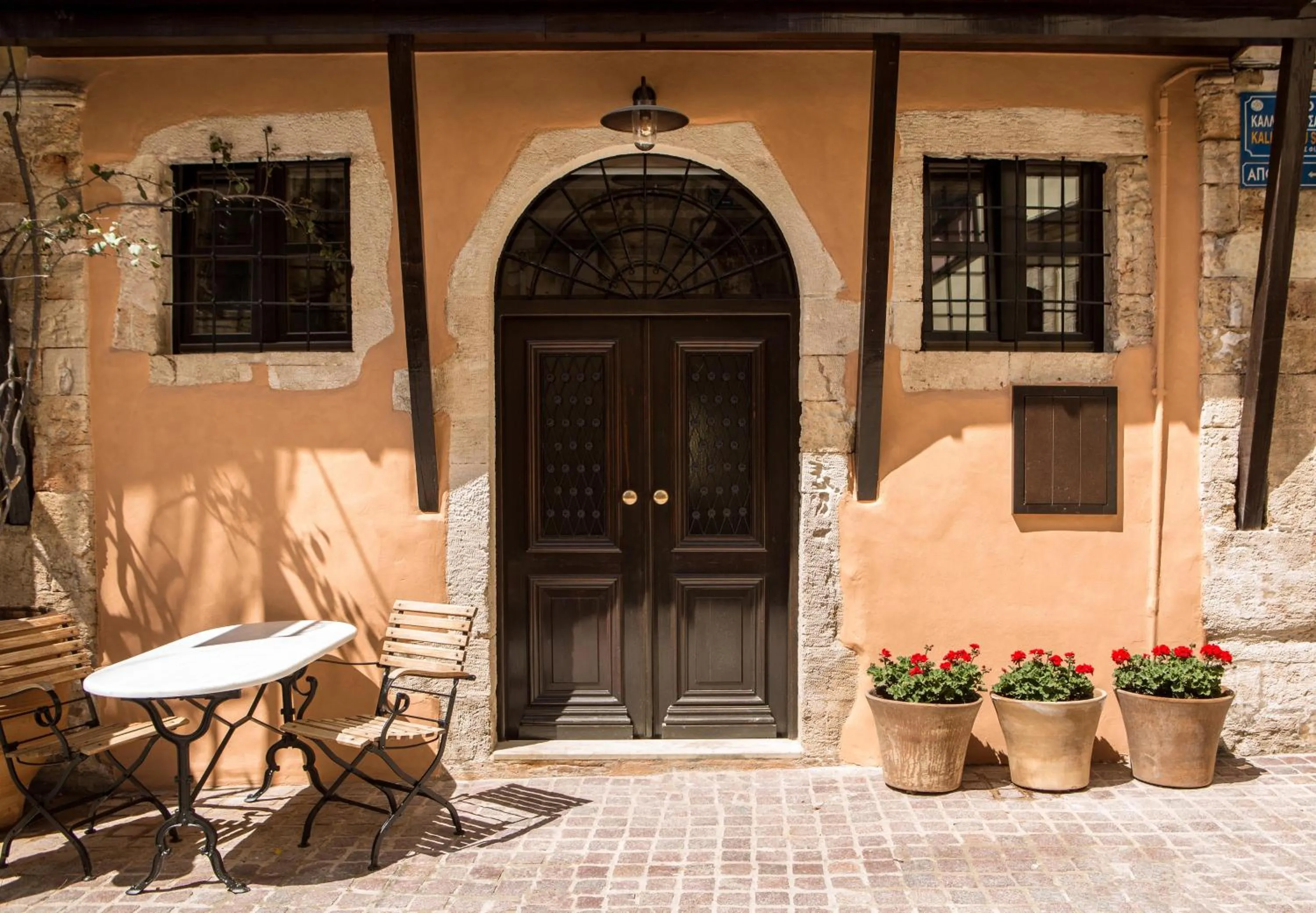 Facade/entrance in J&G Suites