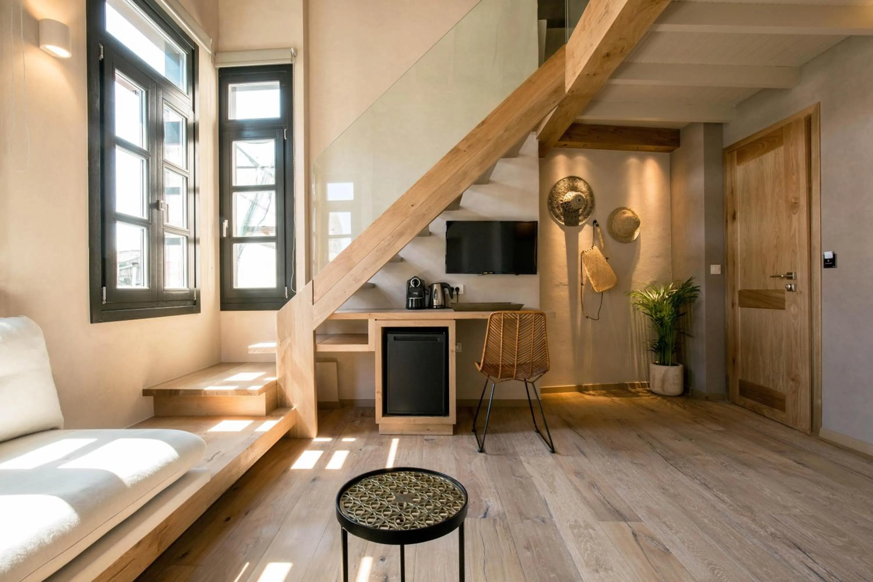 Living room, Bed in J&G Suites