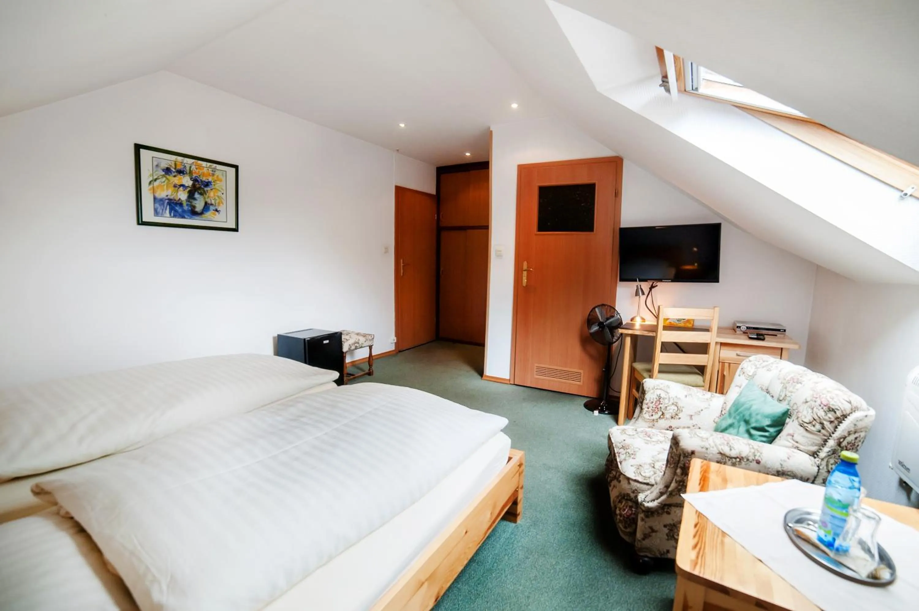 Photo of the whole room, Bed in Pelikan