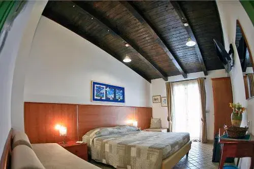Deluxe Triple Room with Balcony and Sea View in B&B La Veduta Deluxe Triple Room with Balcony and Sea View in B&B La Veduta