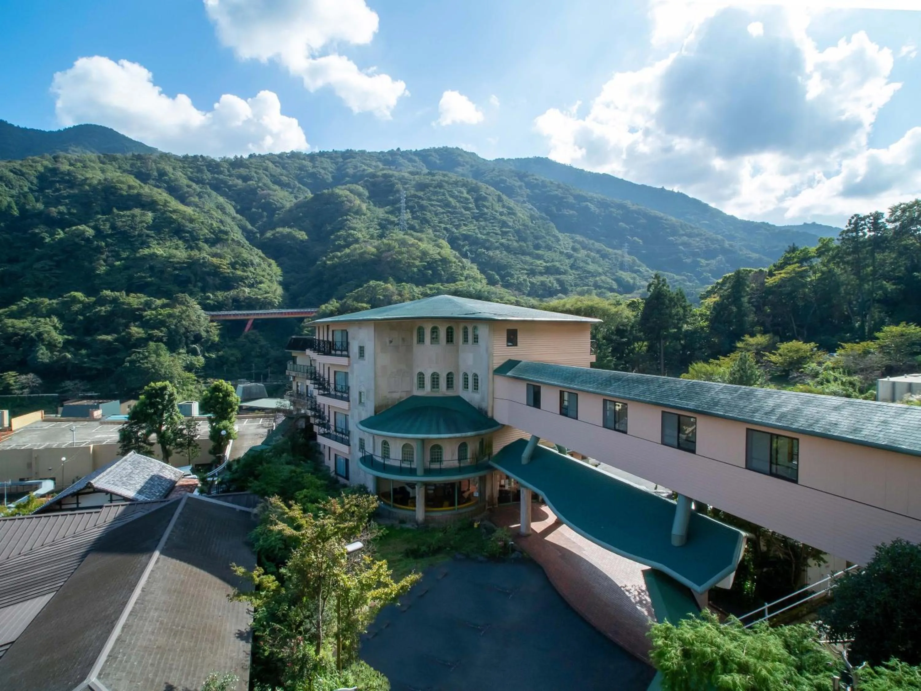Property building in Hakonenomori Okada