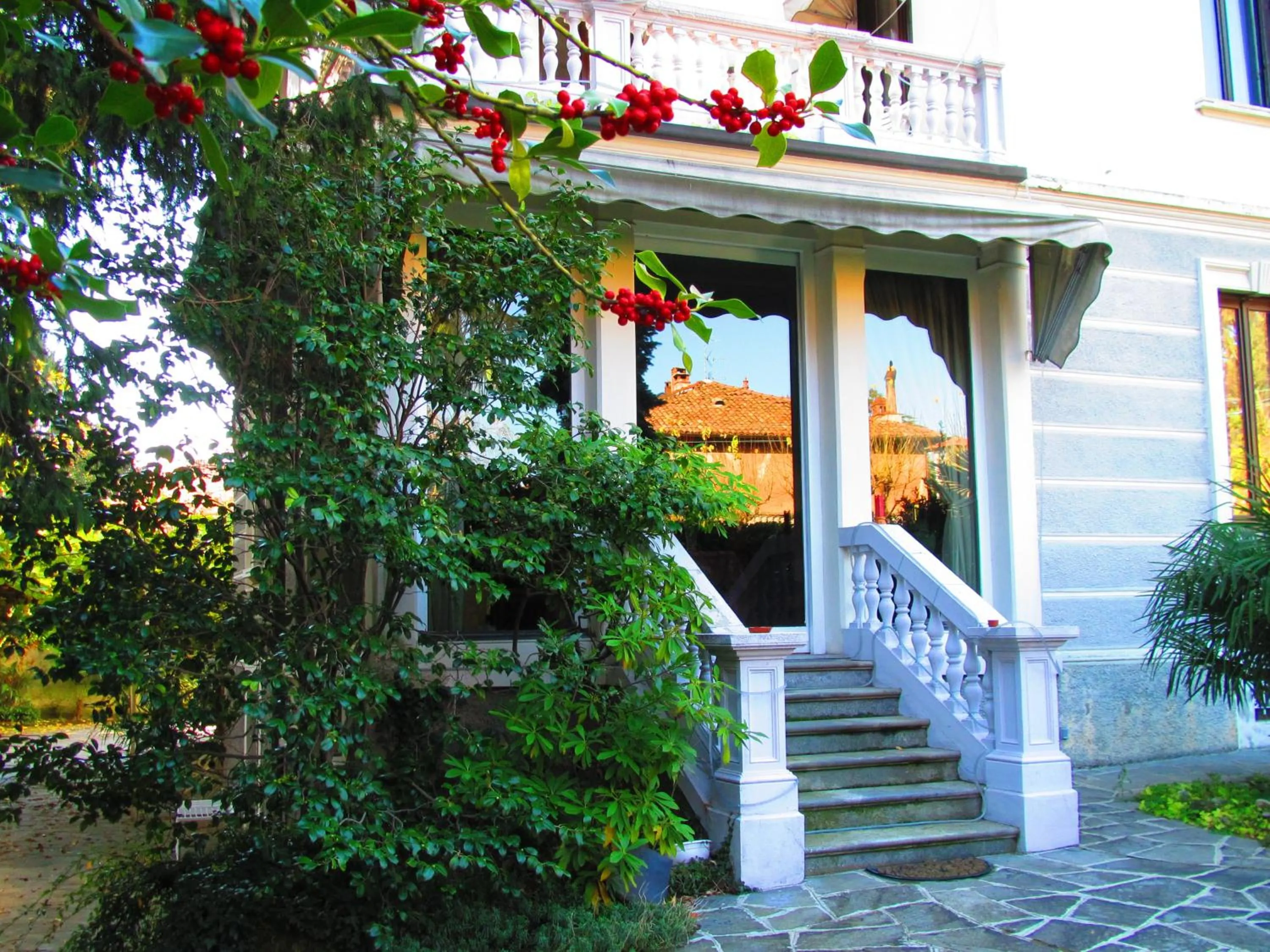 Patio in B&B VILLA ADRIANA Varese - camere e appartamenti