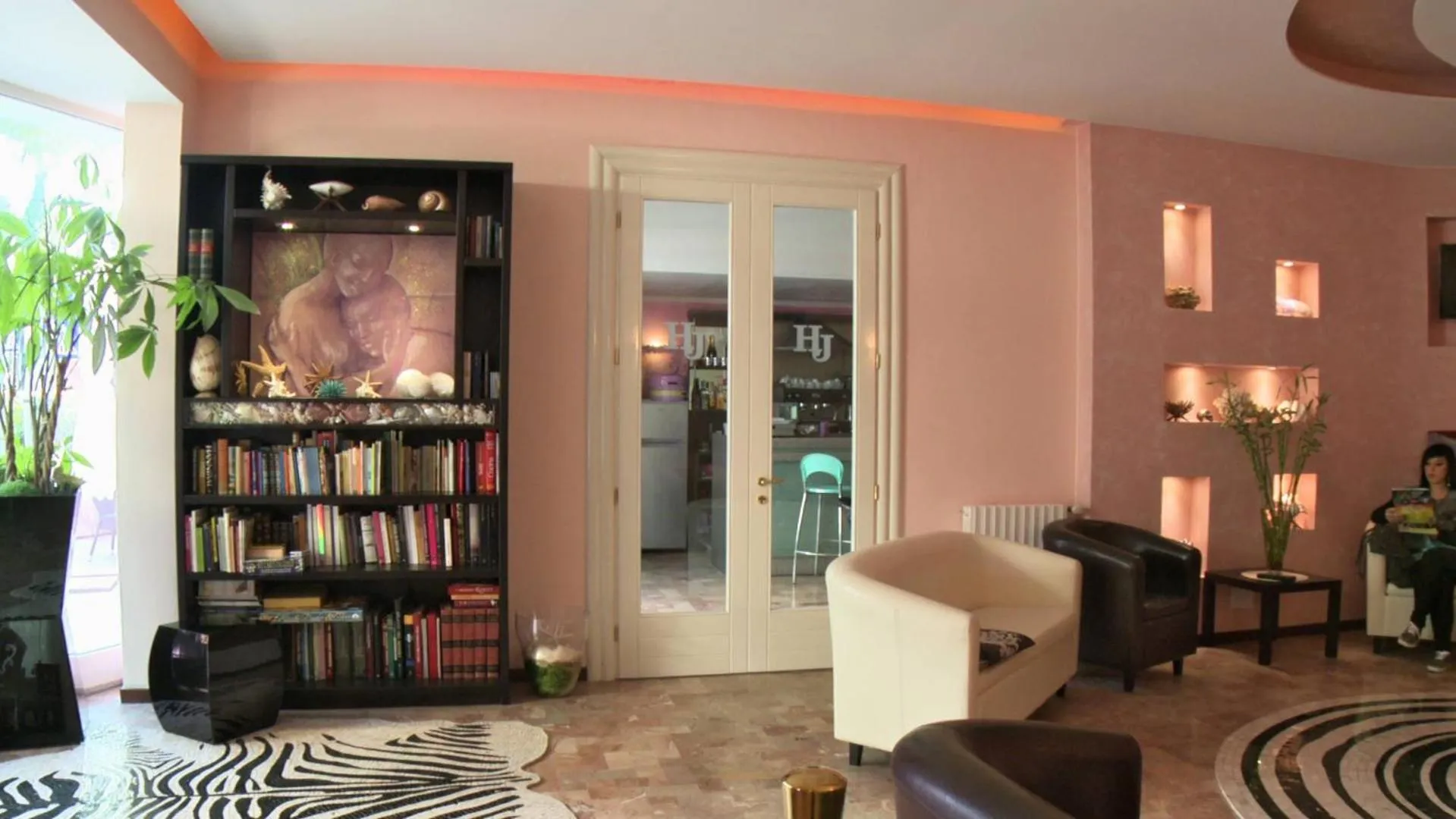 Communal lounge/ TV room in Hotel Julia