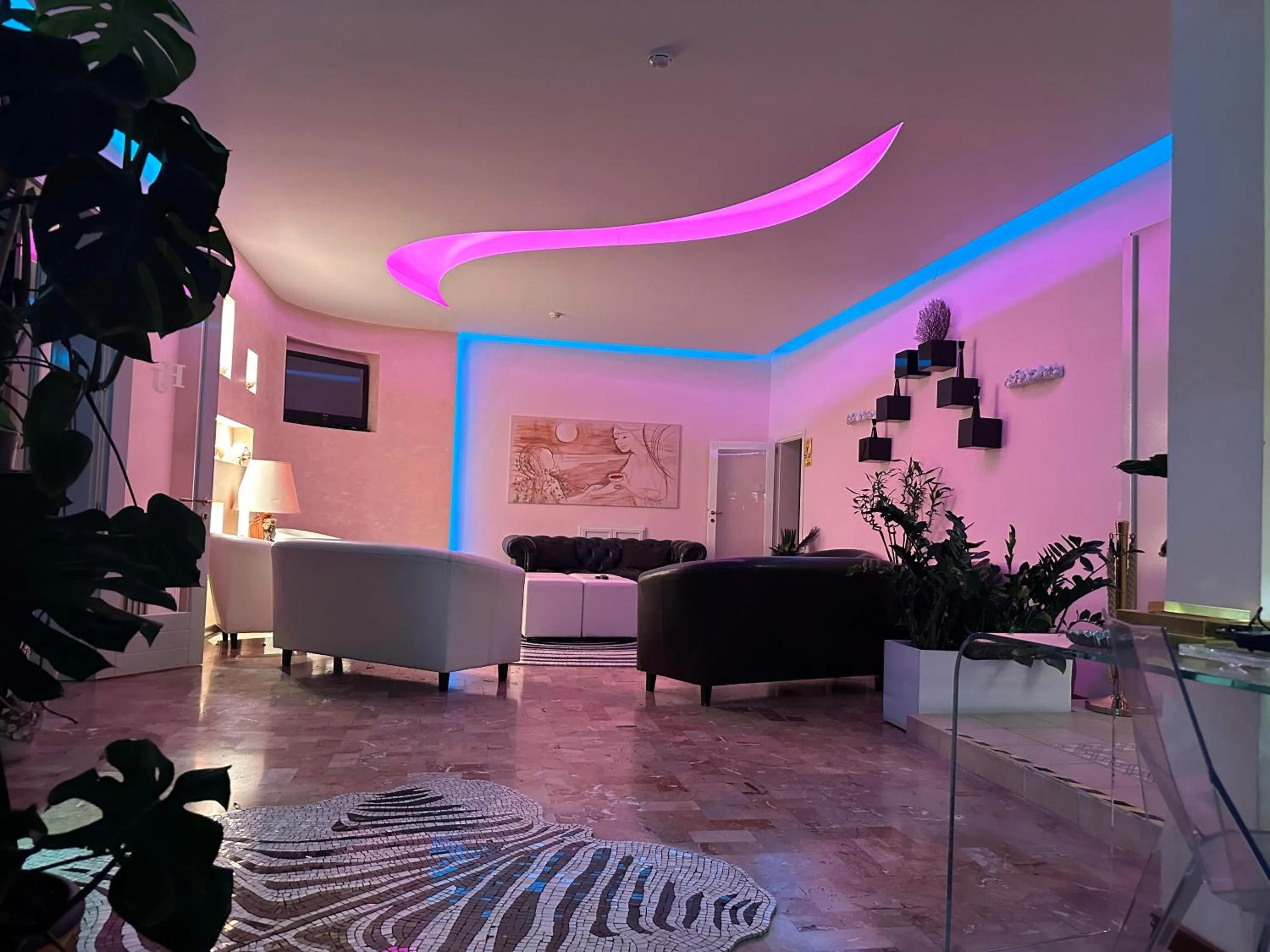 Communal lounge/ TV room in Hotel Julia