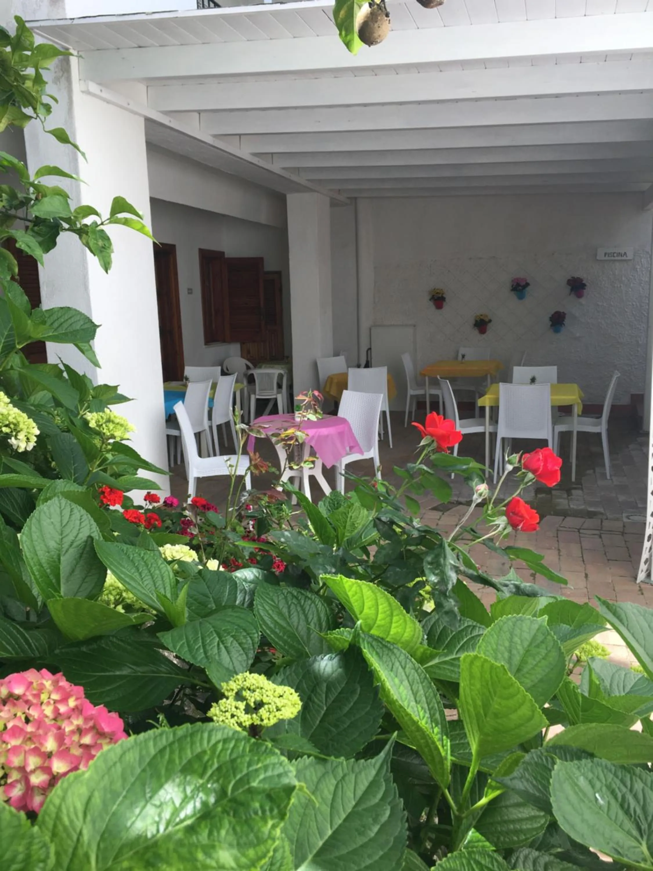 Restaurant/places to eat in Villa Erade