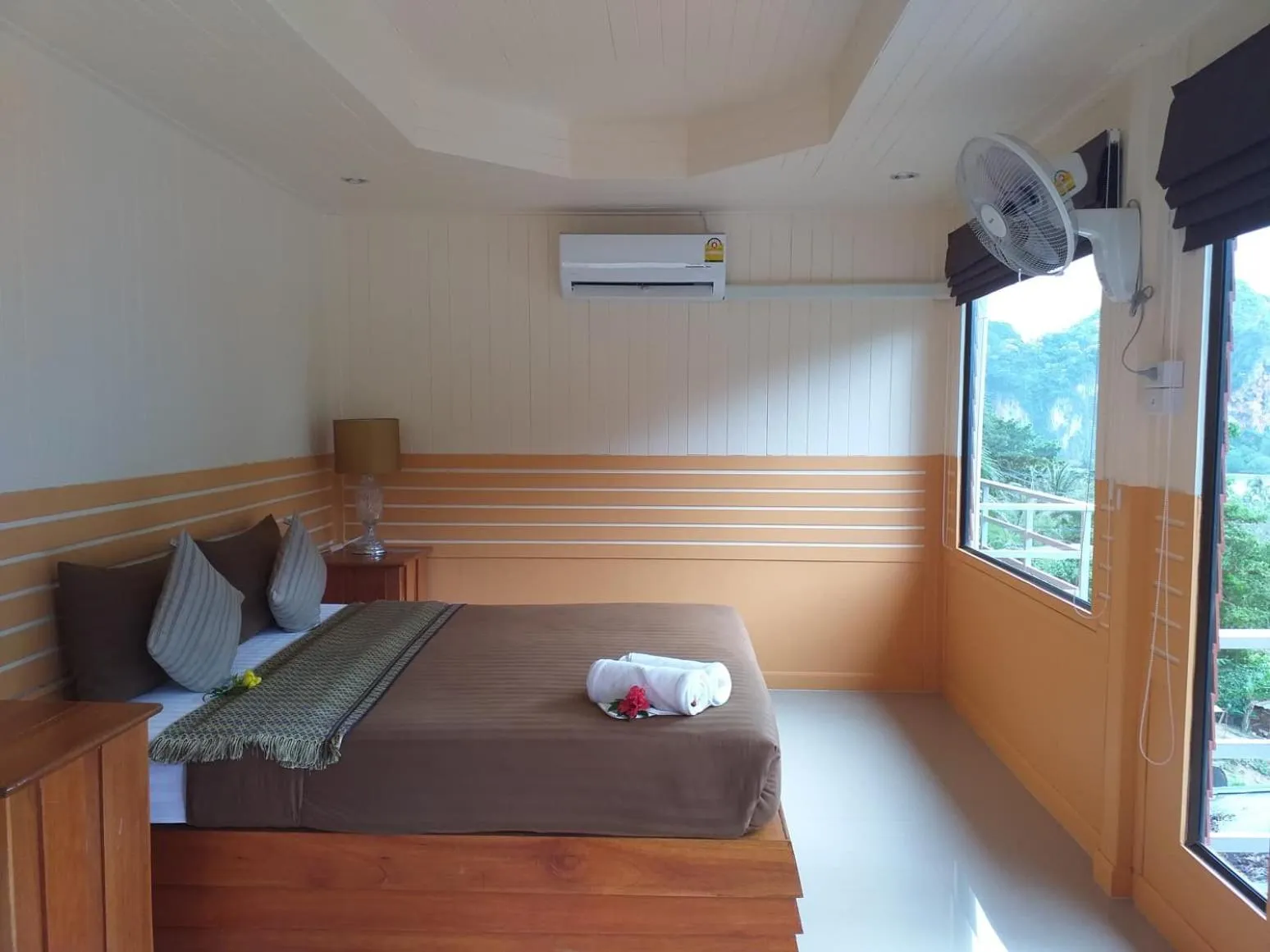 Photo of the whole room, Bed in Railay Hilltop