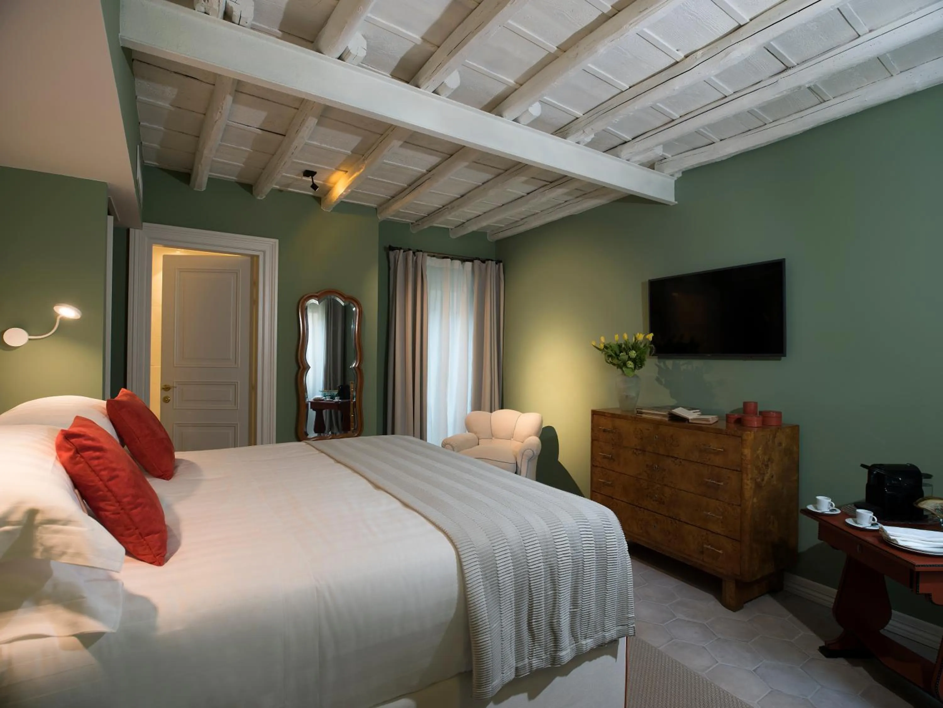 Photo of the whole room, Bed in Palazzo Caruso