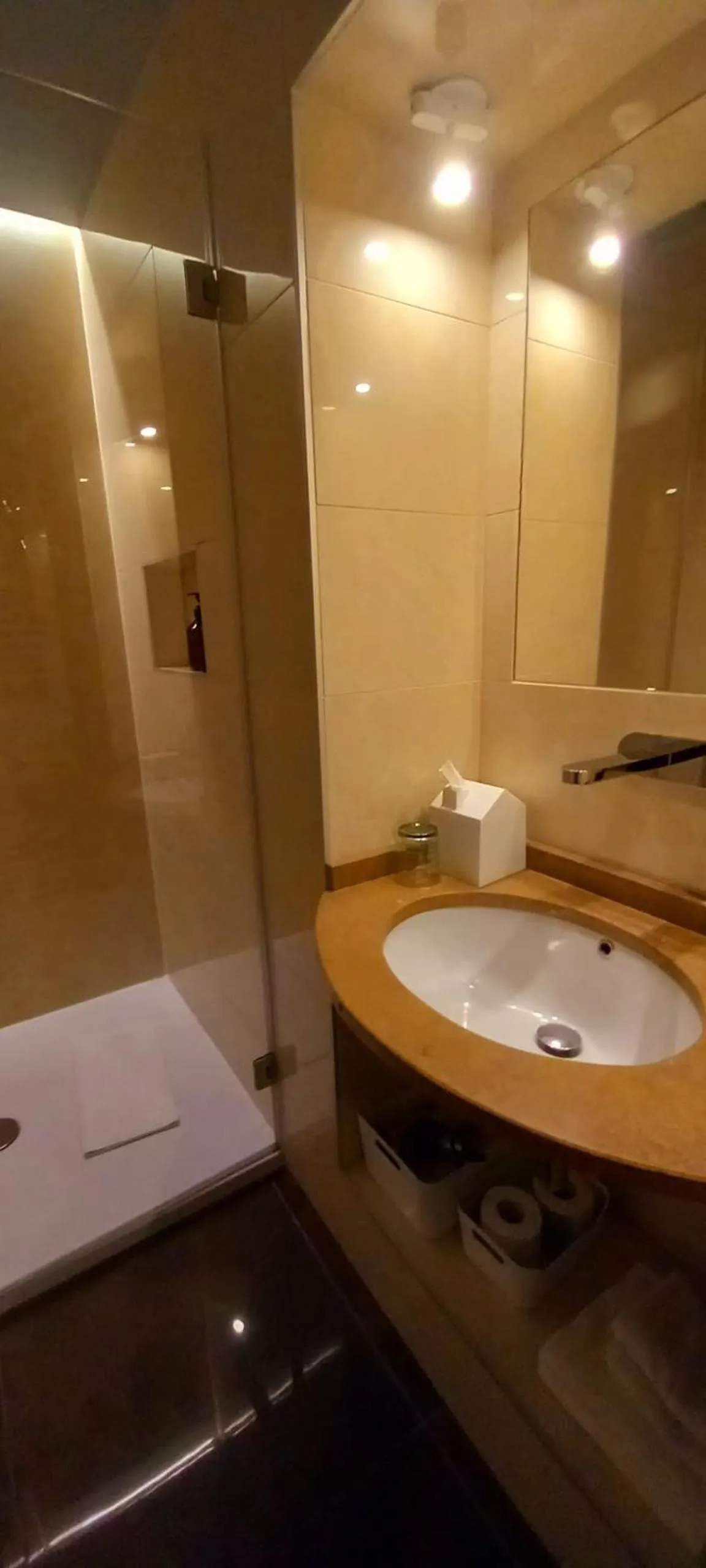 Shower in Palazzo Caruso