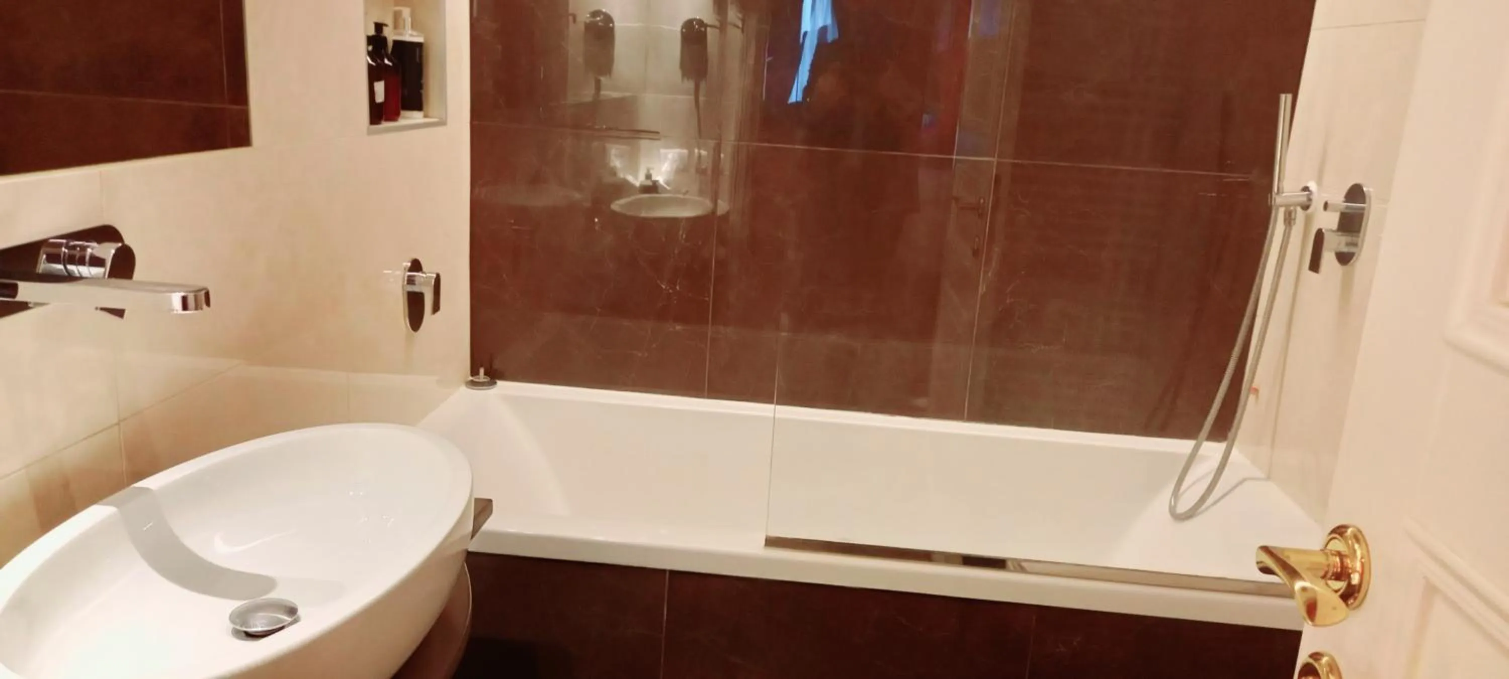 Bath in Palazzo Caruso