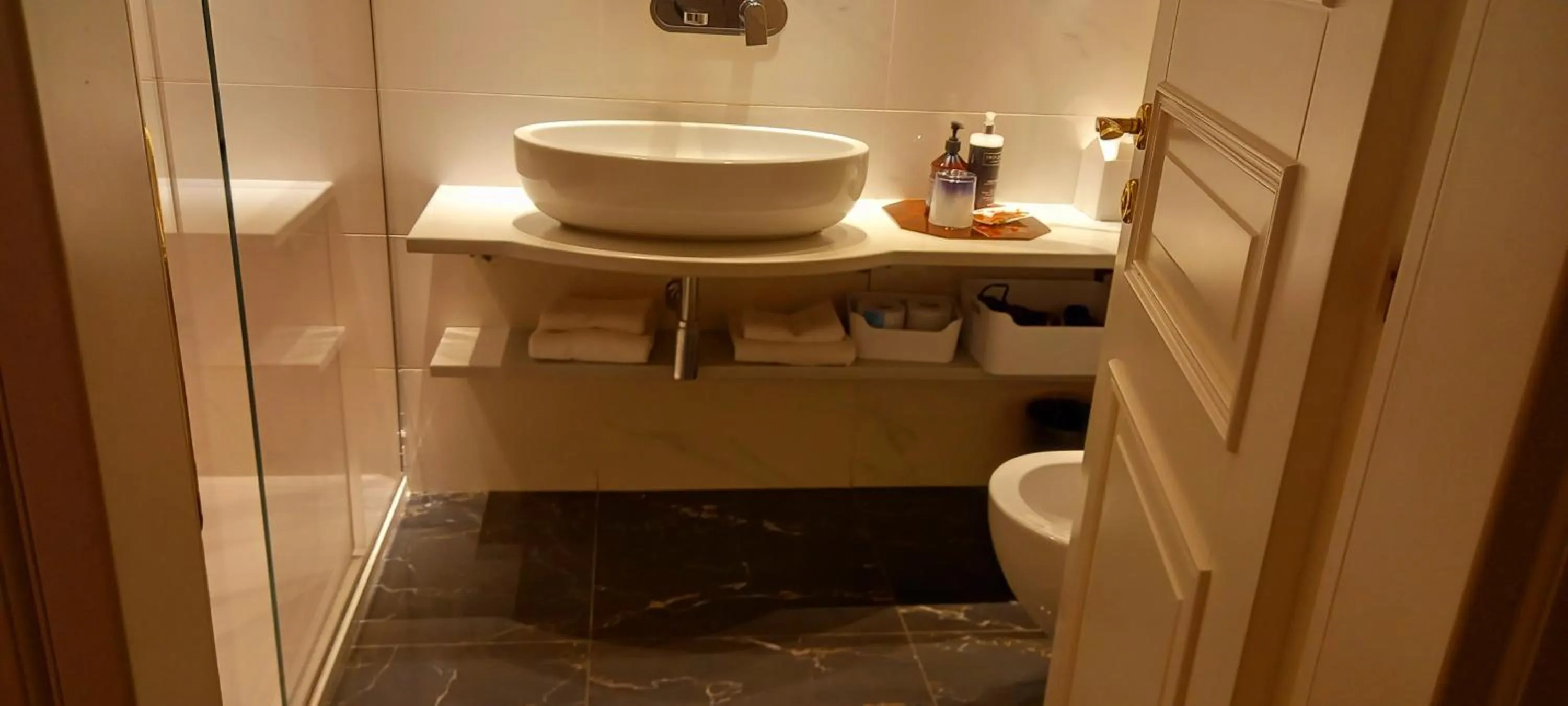 Toilet in Palazzo Caruso