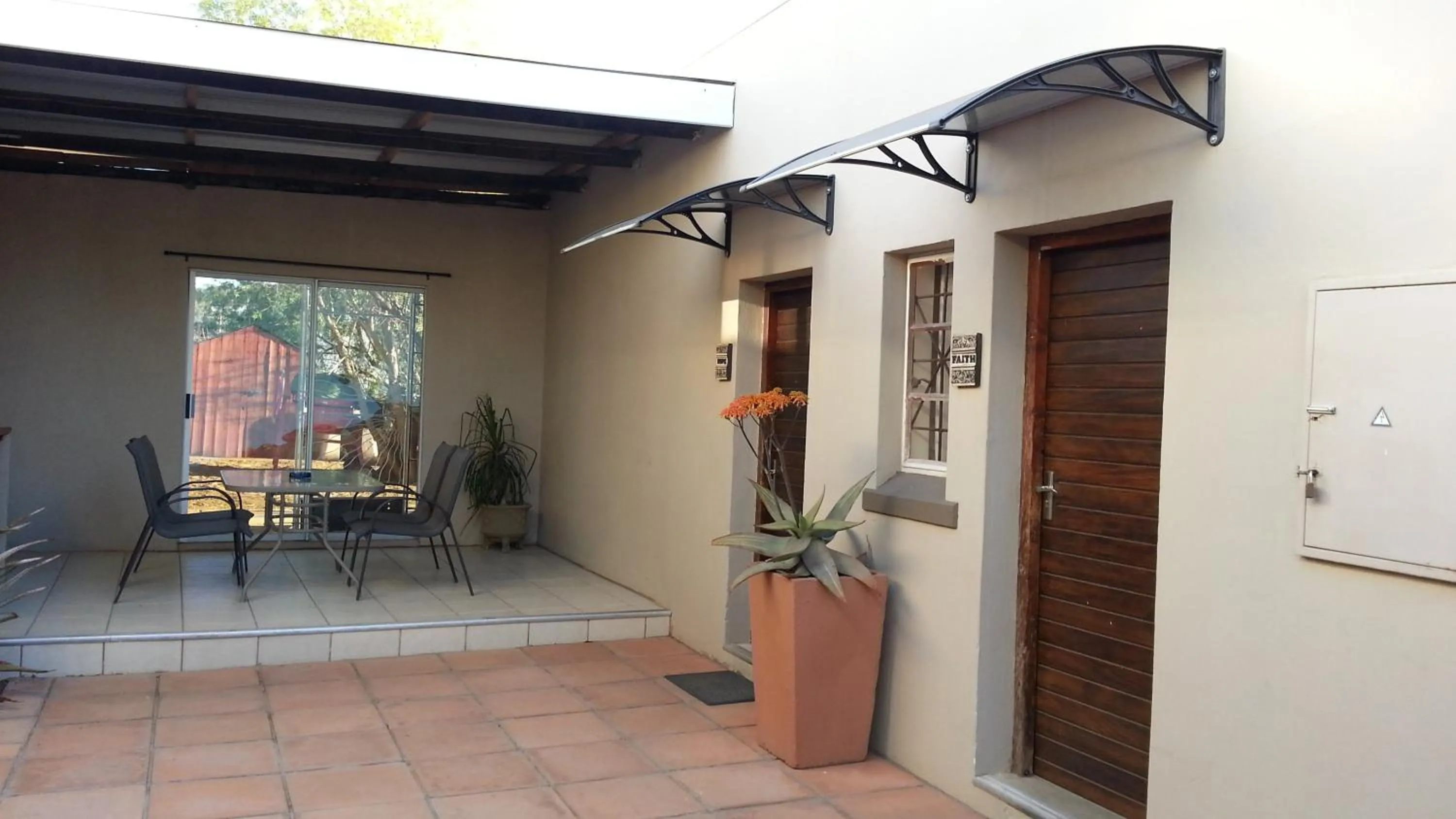 Property building in Lazy Gecko Accommodation