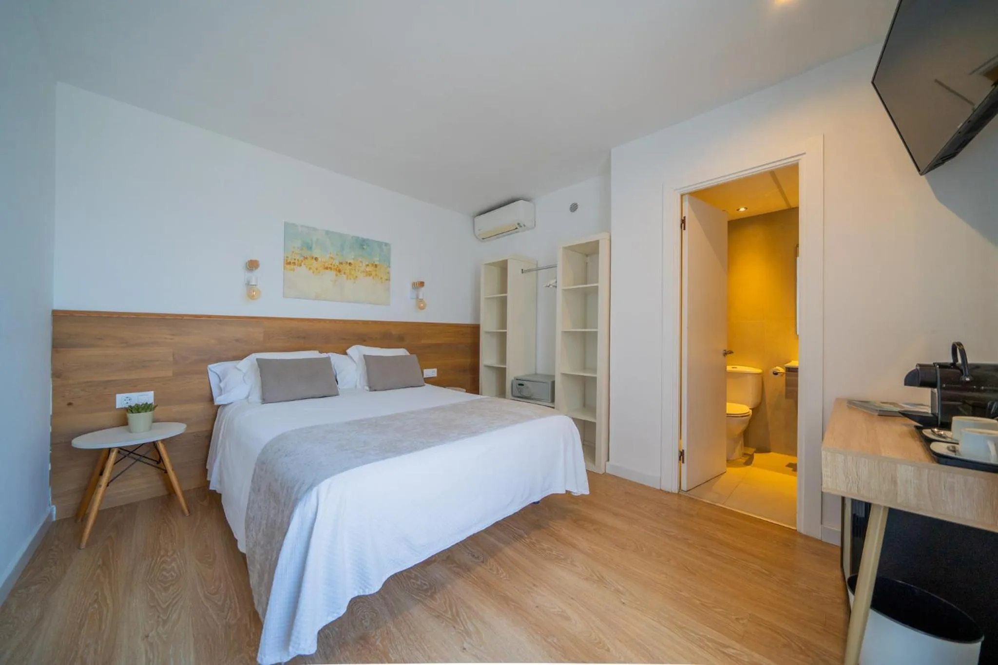 Photo of the whole room, Bed in Hostal Menurka