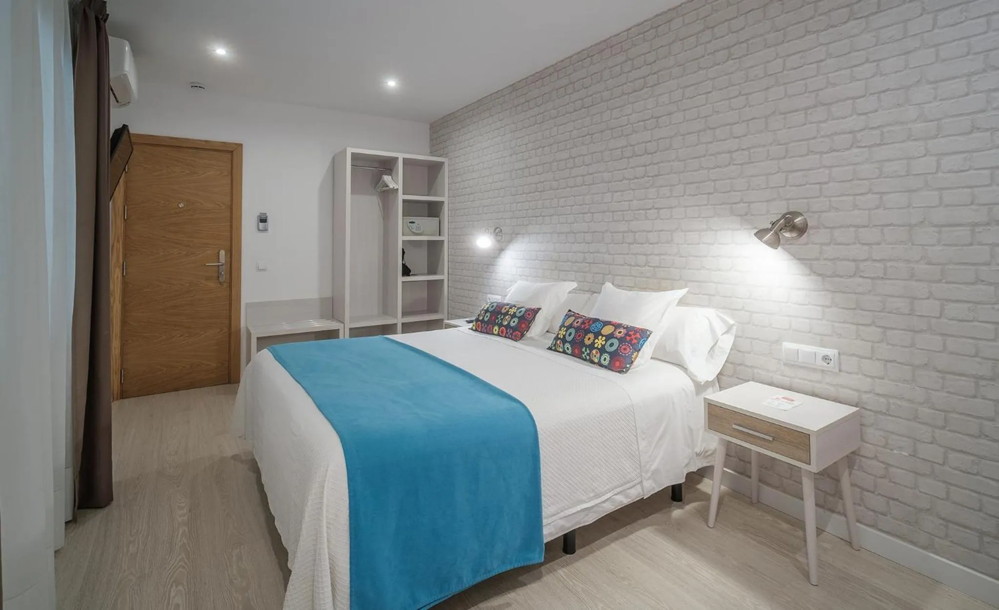 Photo of the whole room, Bed in Hostal Menurka