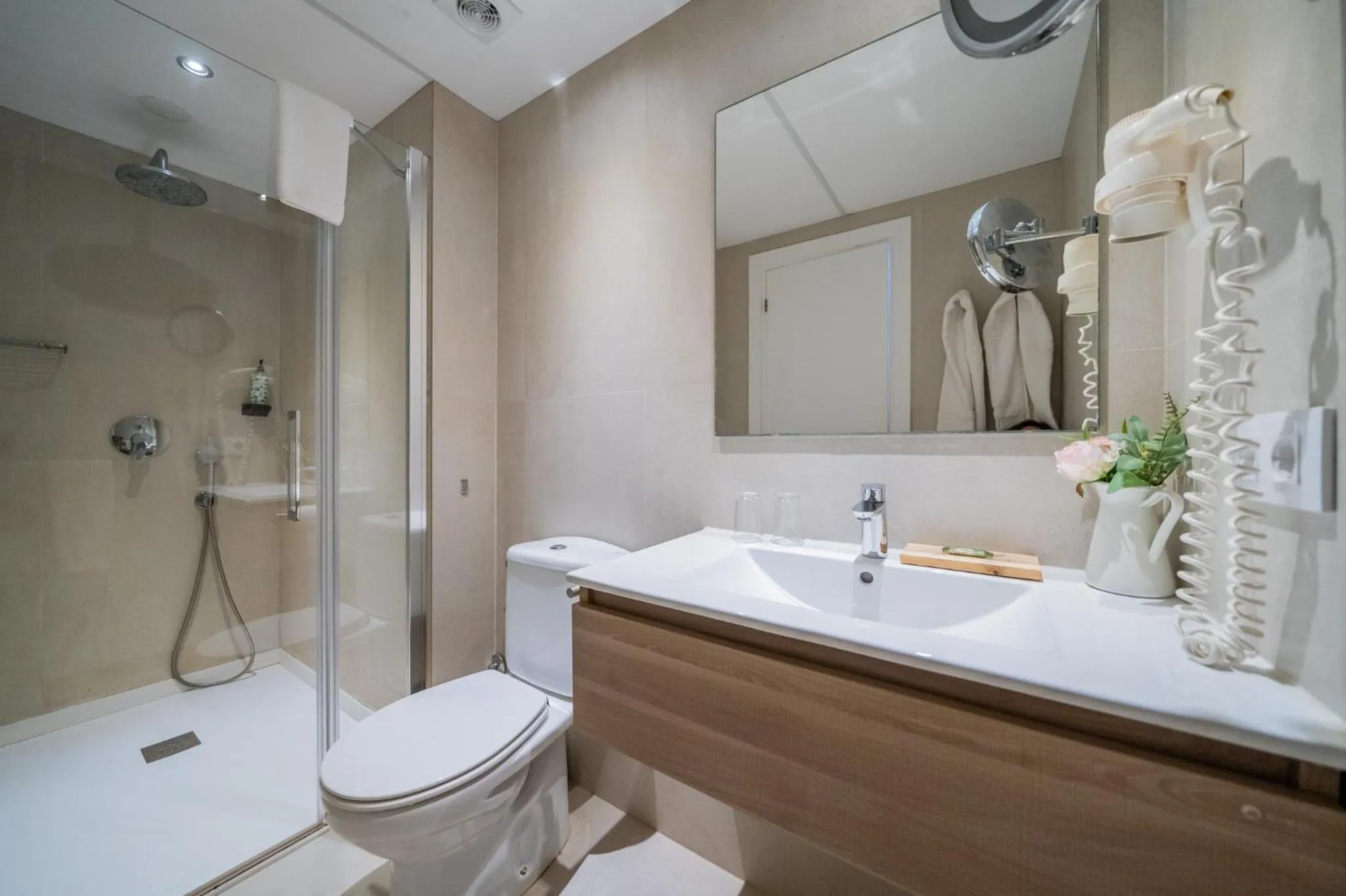 Bathroom in Hostal Menurka