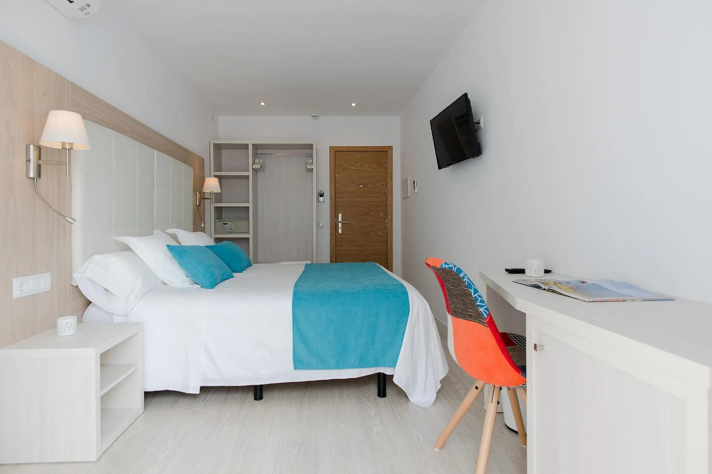 Photo of the whole room, Bed in Hostal Menurka