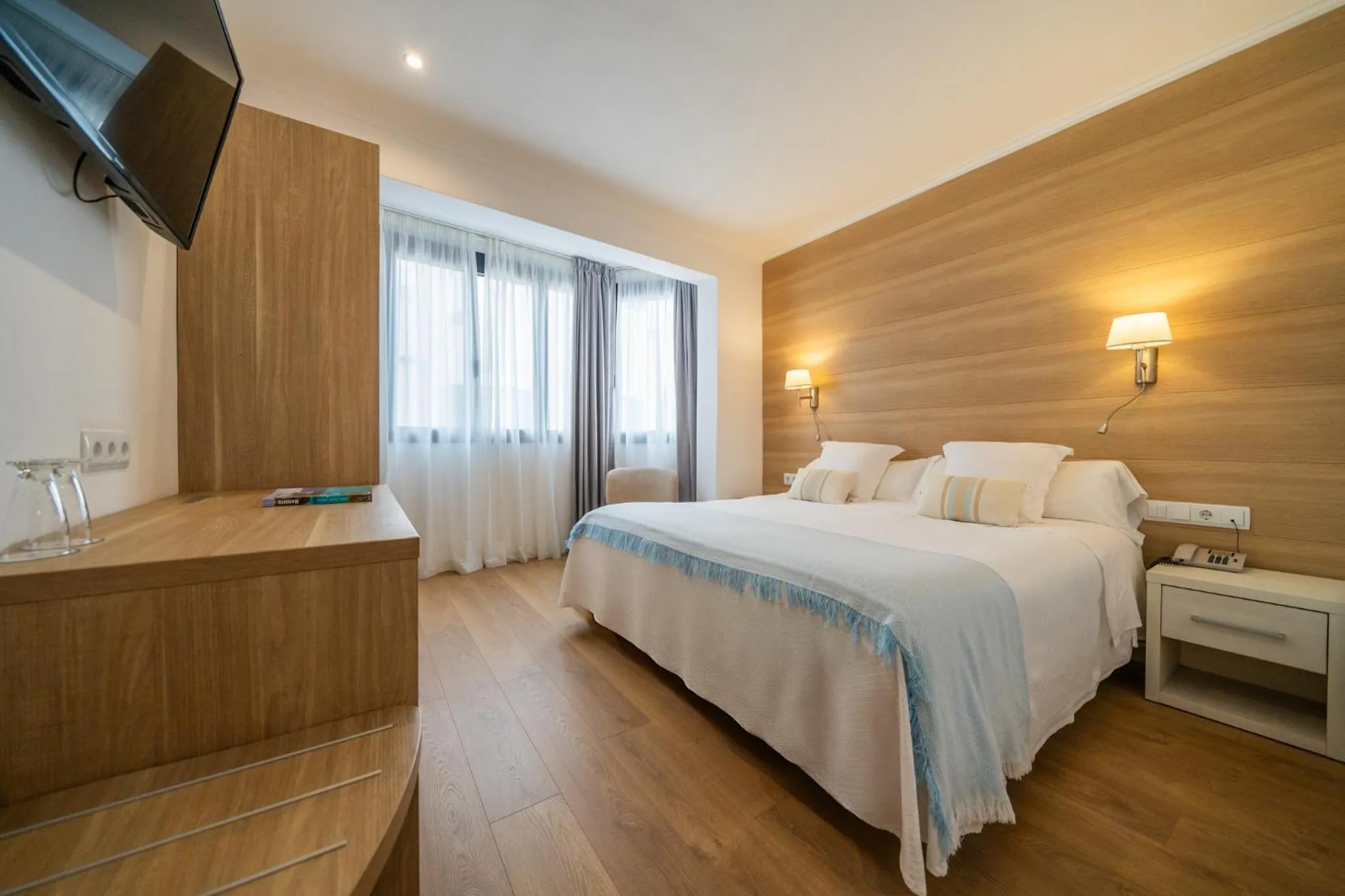 Photo of the whole room, Bed in Hostal Menurka