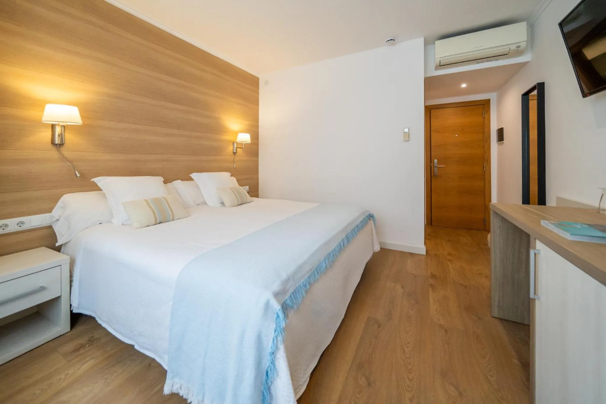 Photo of the whole room, Bed in Hostal Menurka