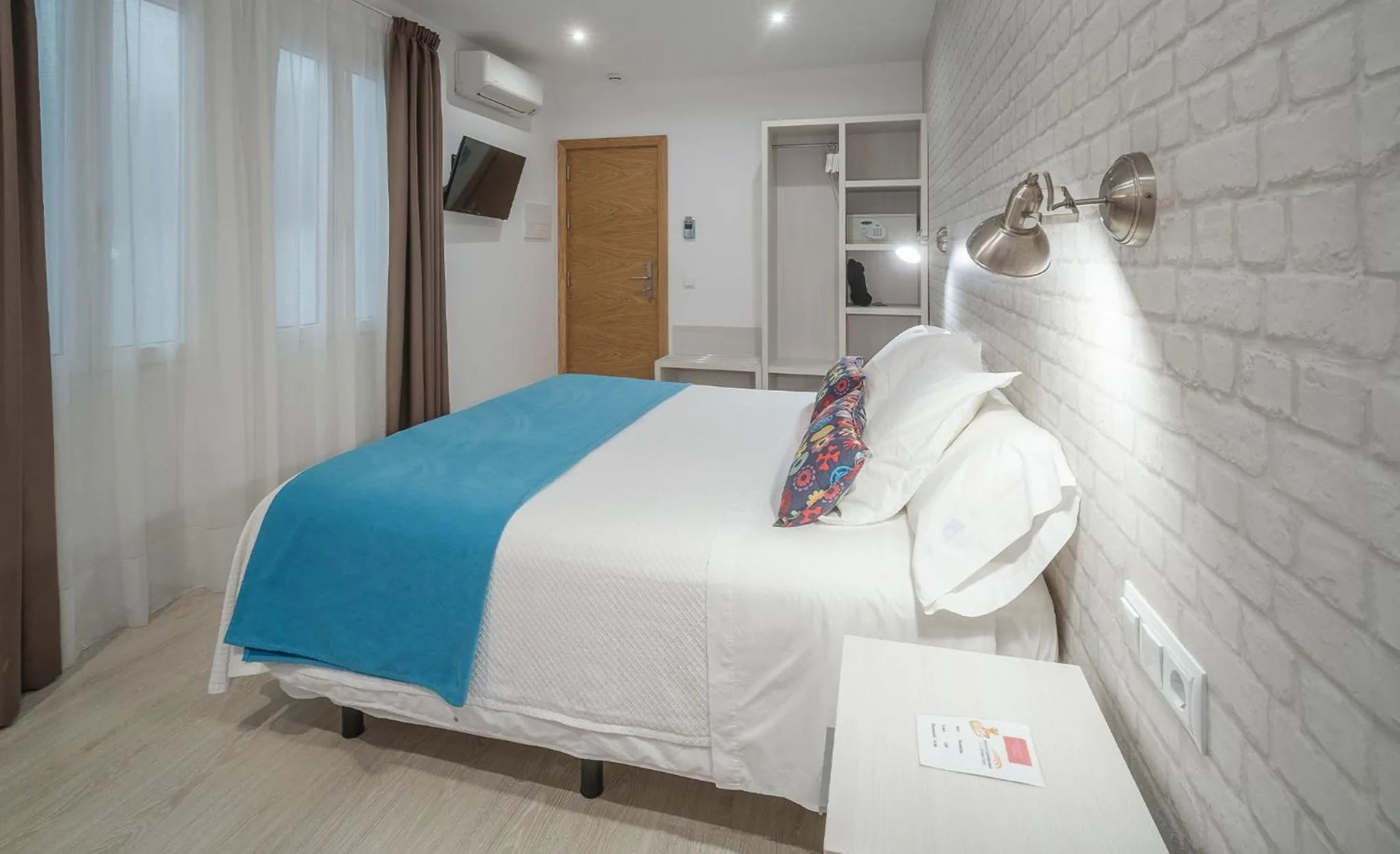 Photo of the whole room, Bed in Hostal Menurka