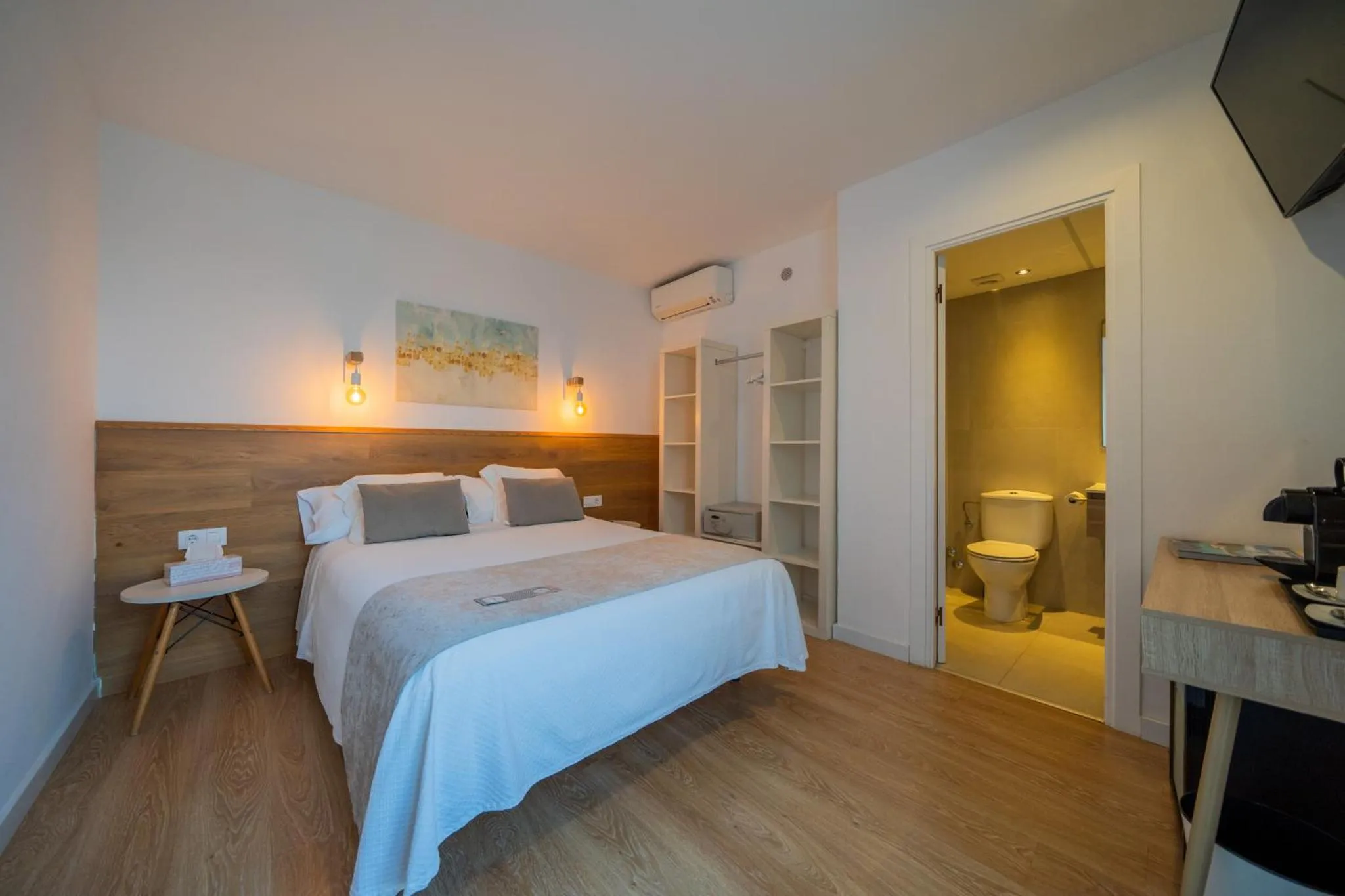 Photo of the whole room, Bed in Hostal Menurka