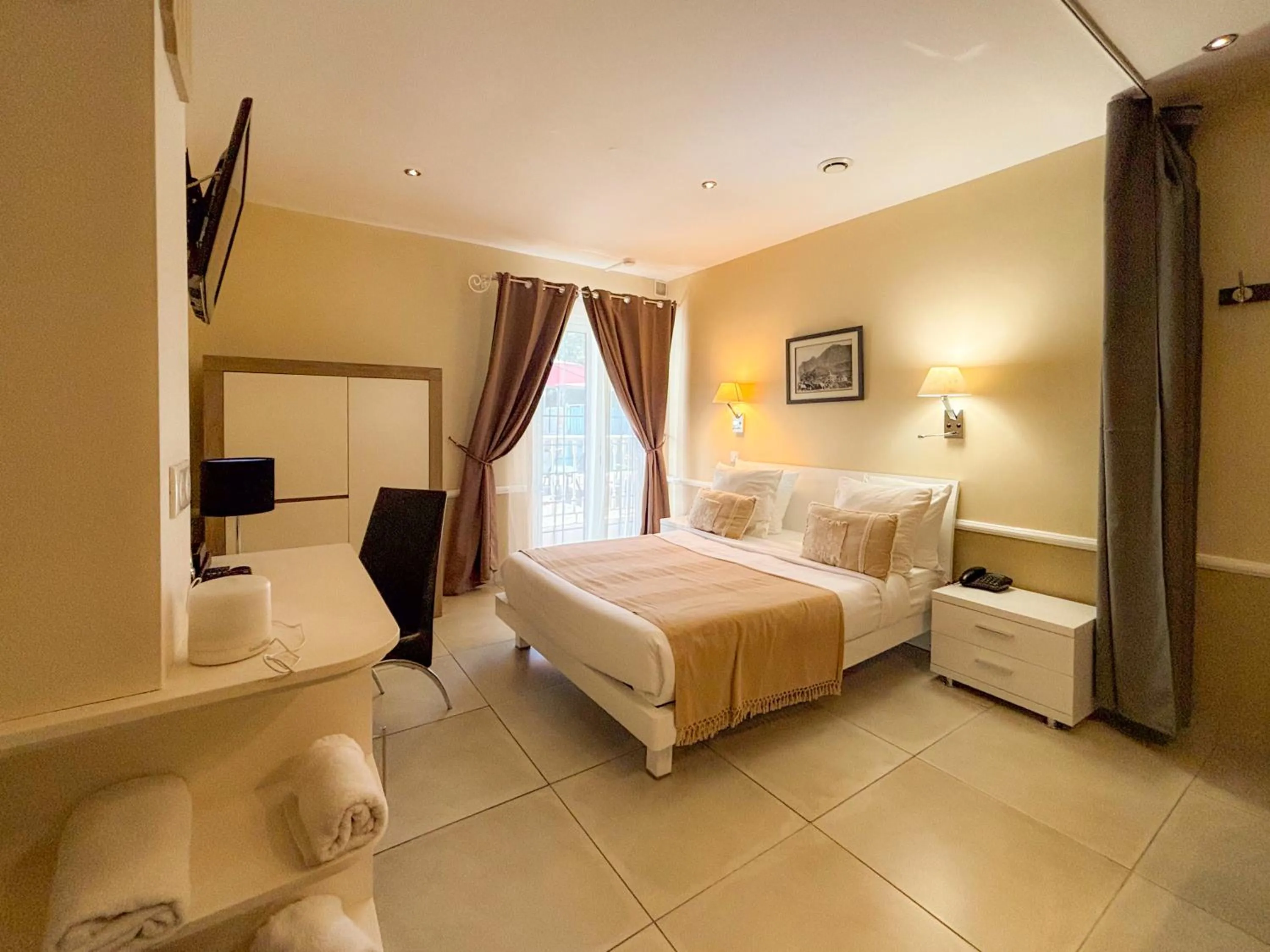 Shower, Bed in Hotel Le Cilaos